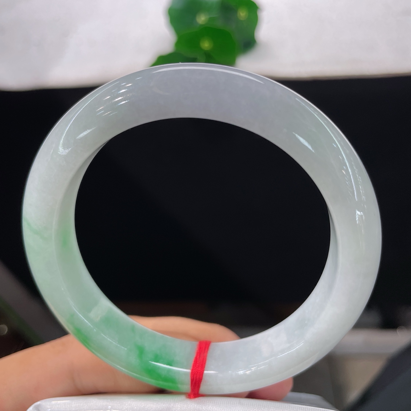 圈口59/12.8/9，白底青正圈，58/59可戴，仿若碧烟漫涧，质地澄澈。莹白玉底漾开写意翠痕。无裂。