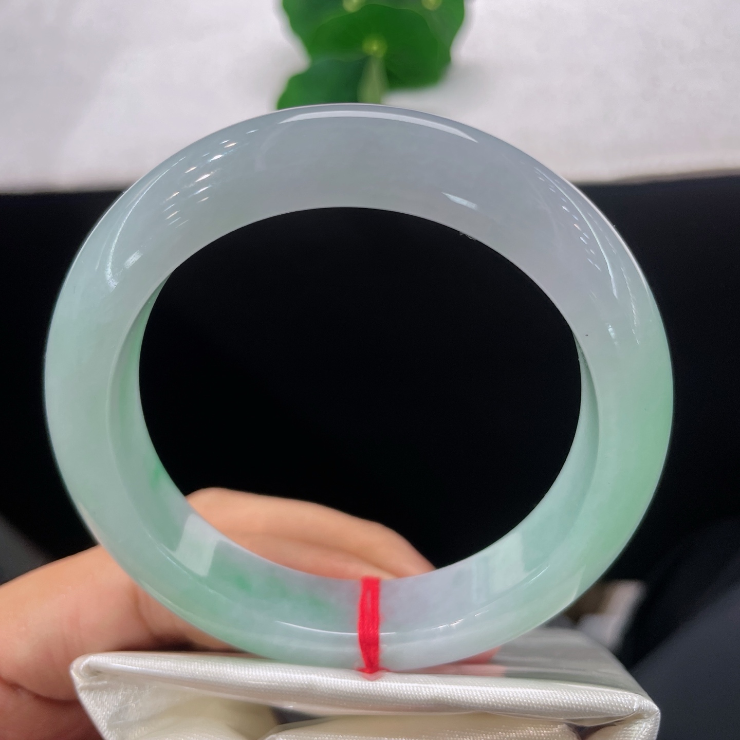 圈口56.2/16.5/9.6，白底飘绿正圈，55/56可戴，春色漫漫晕染镯身，清润流光婉转，无裂