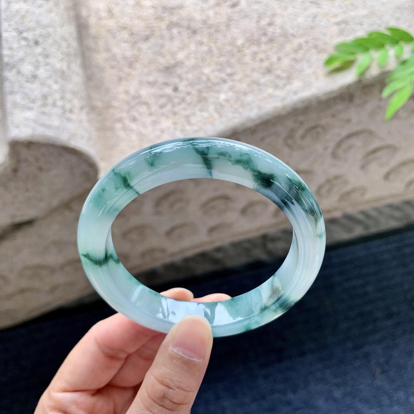正圈56 57，圈口57.6/12/8.8，编码YT073061，细糯飘花，水润，种老，细腻，无裂。