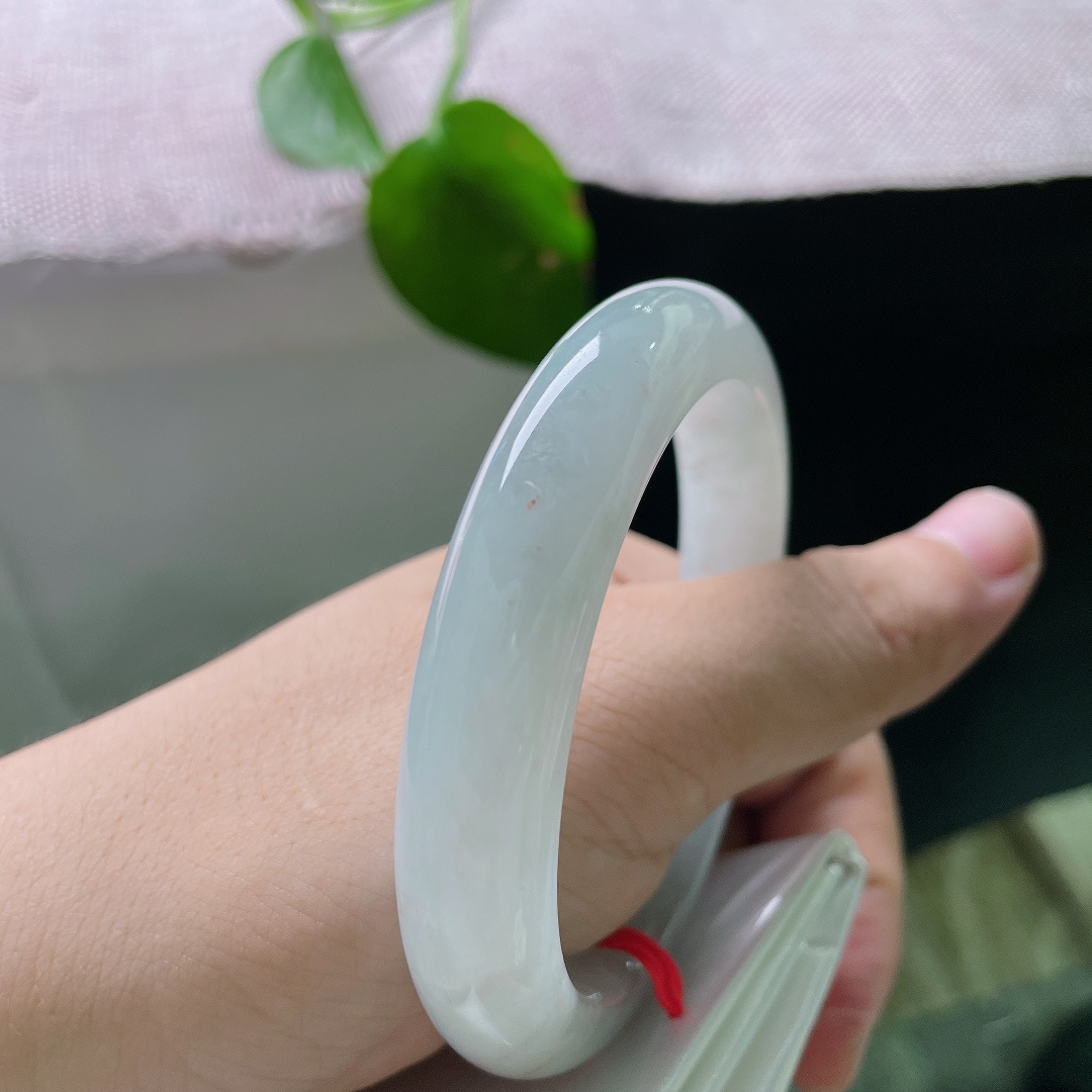 57.6/11.9/8.8，白底正圈，无裂，净润白底散落细碎红翡，一花一韵，素雅之中藏着恰到好处的灵动。ss56311a