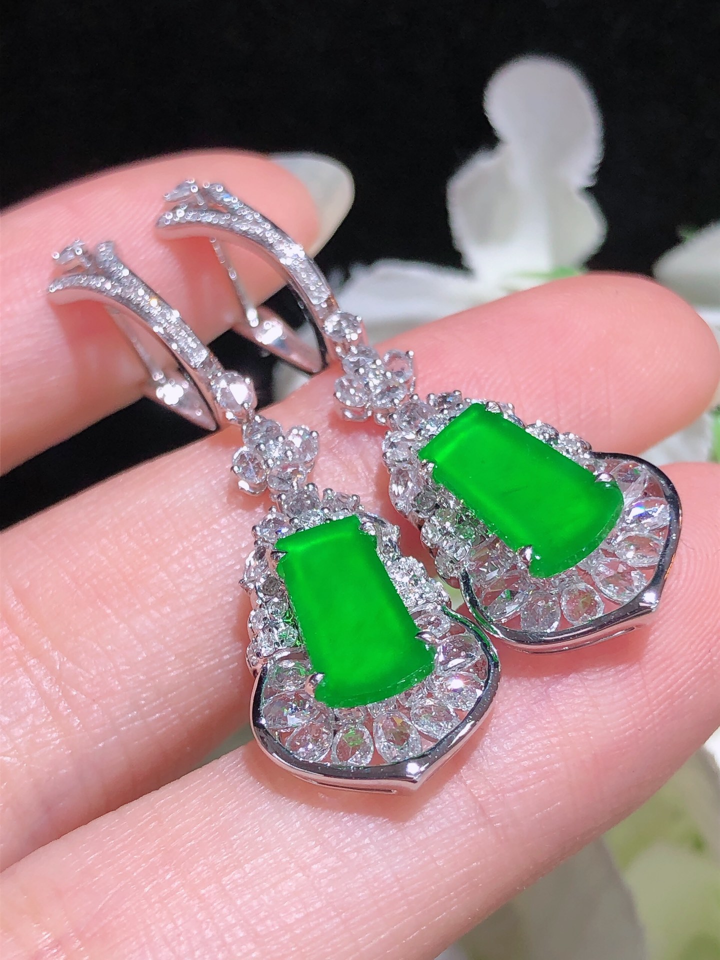 18K金镶 阳绿无事牌耳坠 无裂 水润色艳 品相饱满 苹果拍摄，实物更好看，10.2-6.6-1.6