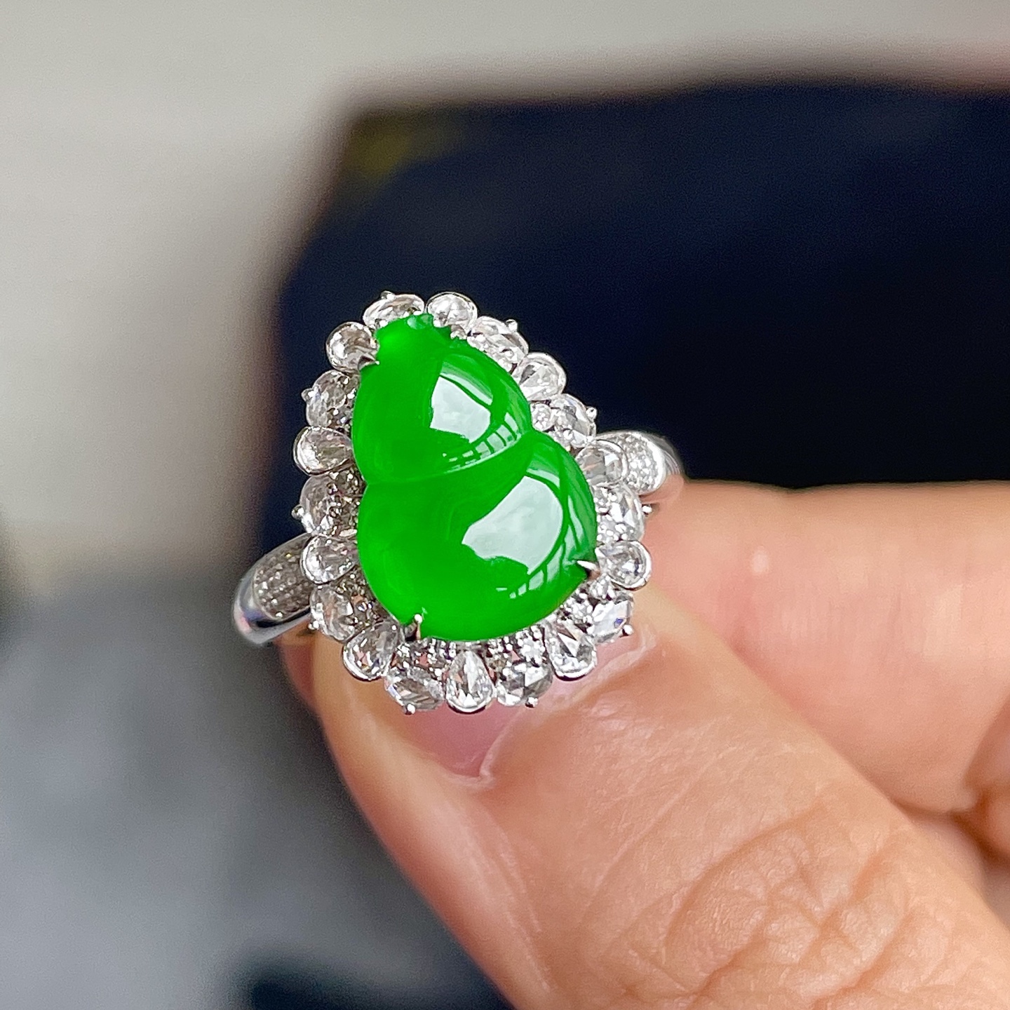 ️高冰阳绿葫芦戒指，色辣，18k金镶嵌，饱满水润，无裂，裸石尺寸12.5/9/3.5--17.5/14/10.5编码0728好数字
