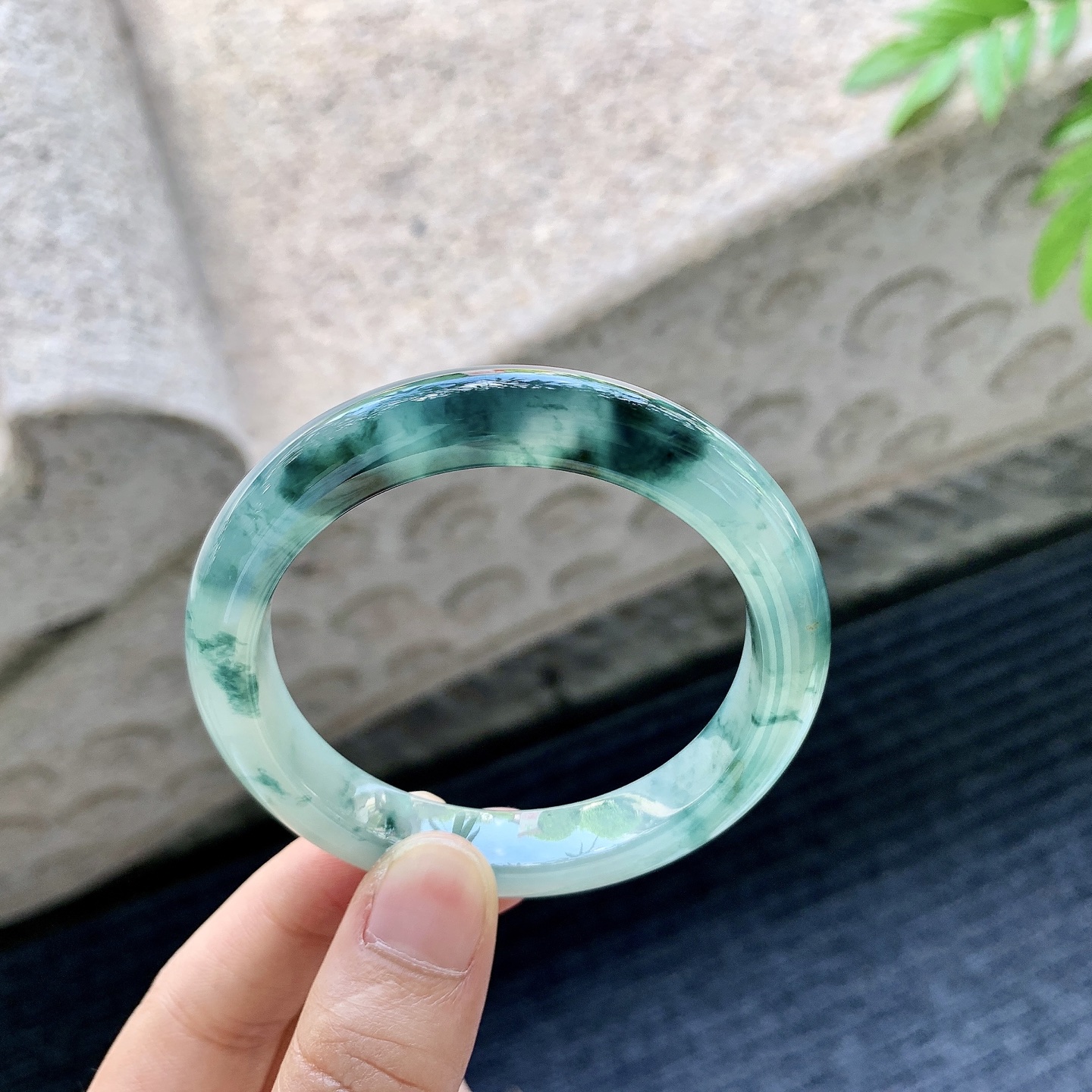 正圈50 51【圈口】51.7/9.7/8【编码】BA062853【描述】冰糯飘花，水润，种老，细腻，打灯有棉线