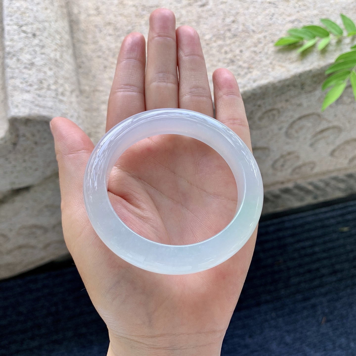 正圈53 54，圈口54.9/11.6/9.2，编码HC073014，冰糯春彩，水润，种老，细腻，无裂。