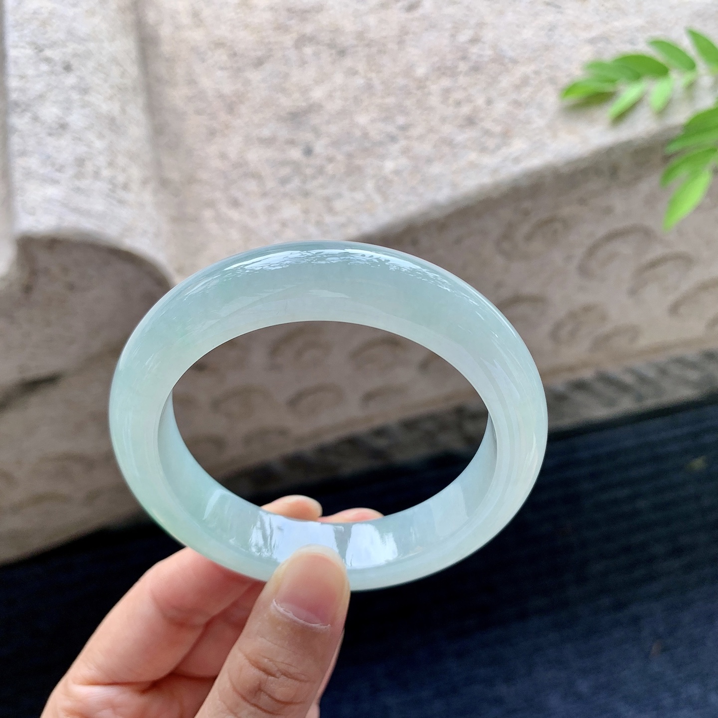 正圈55 56，圈口56/12.7/9，编码B2073006，描述：糯冰飘绿，水润，种老，细腻，内侧有纹线