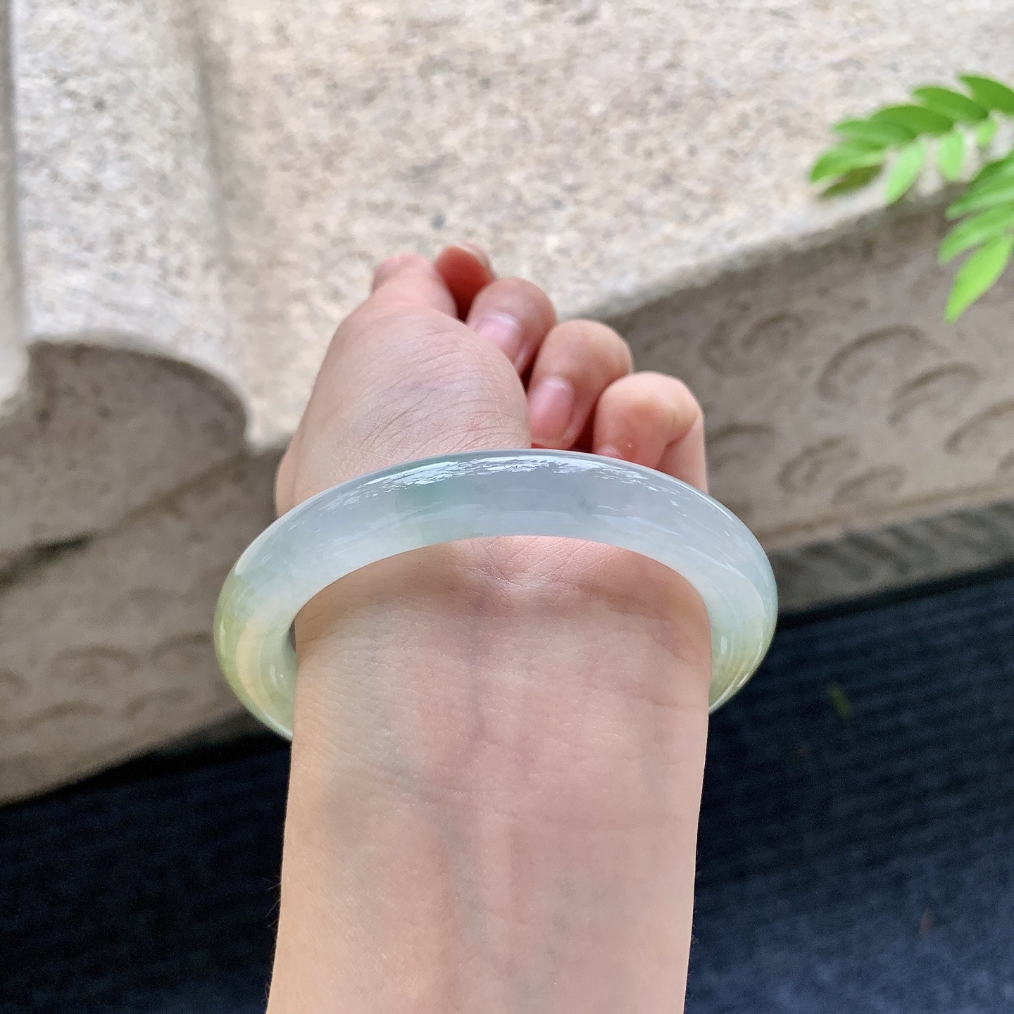 圆条55 56，圈口56.8/9.8/9.8，编码HC073026，描述：糯冰飘黄翡，水润，种老，细腻，内侧有絮线