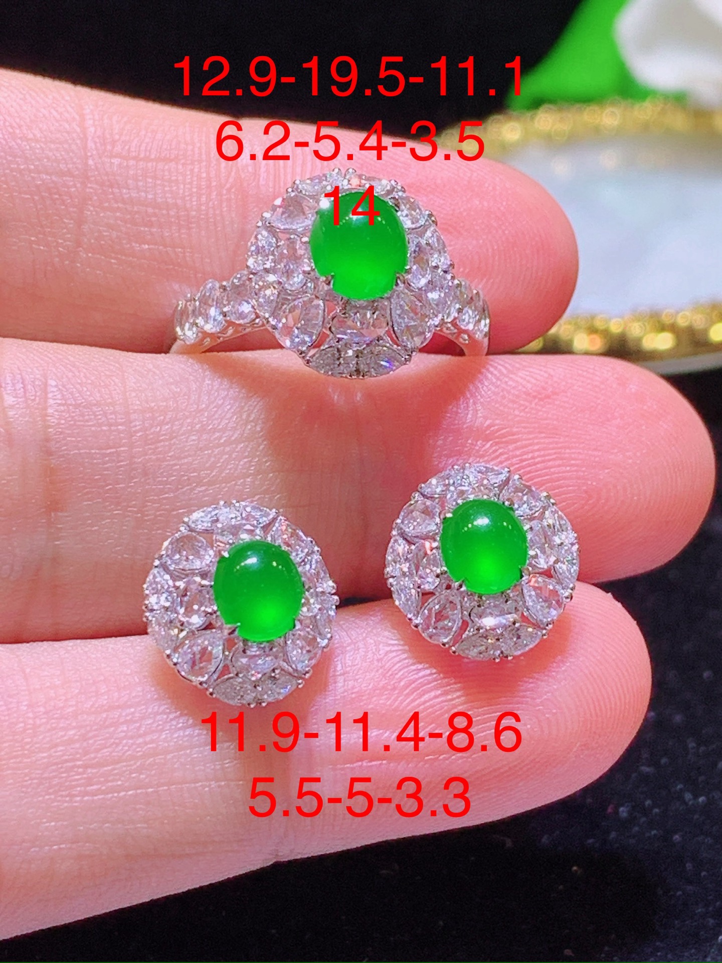翡翠A货 满绿蛋面戒指耳钉一套 18k金镶嵌，冰润细腻，佩戴效果出众，12.9-19.5-11.1