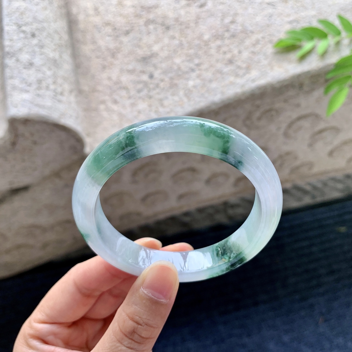 正圈54 55，圈口55.2/11.6/8，编码BA073007，描述：糯冰飘绿，水润，种老，细腻，打灯有棉线