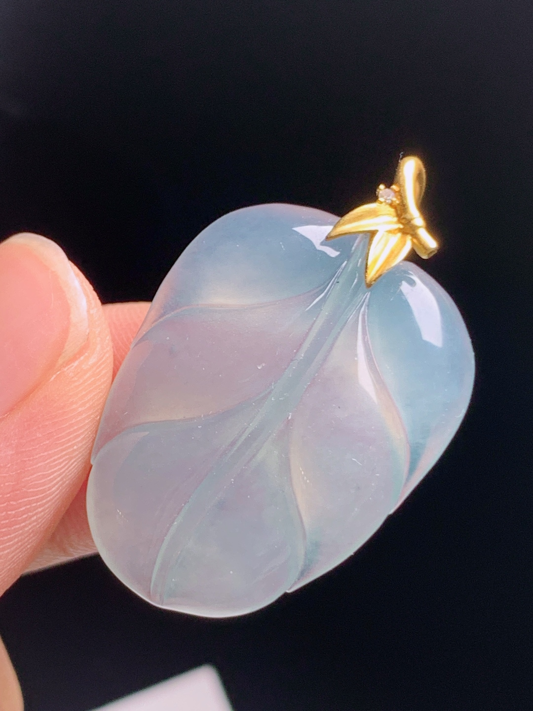 树叶吊坠，冰透起光线条流畅，清透雅致