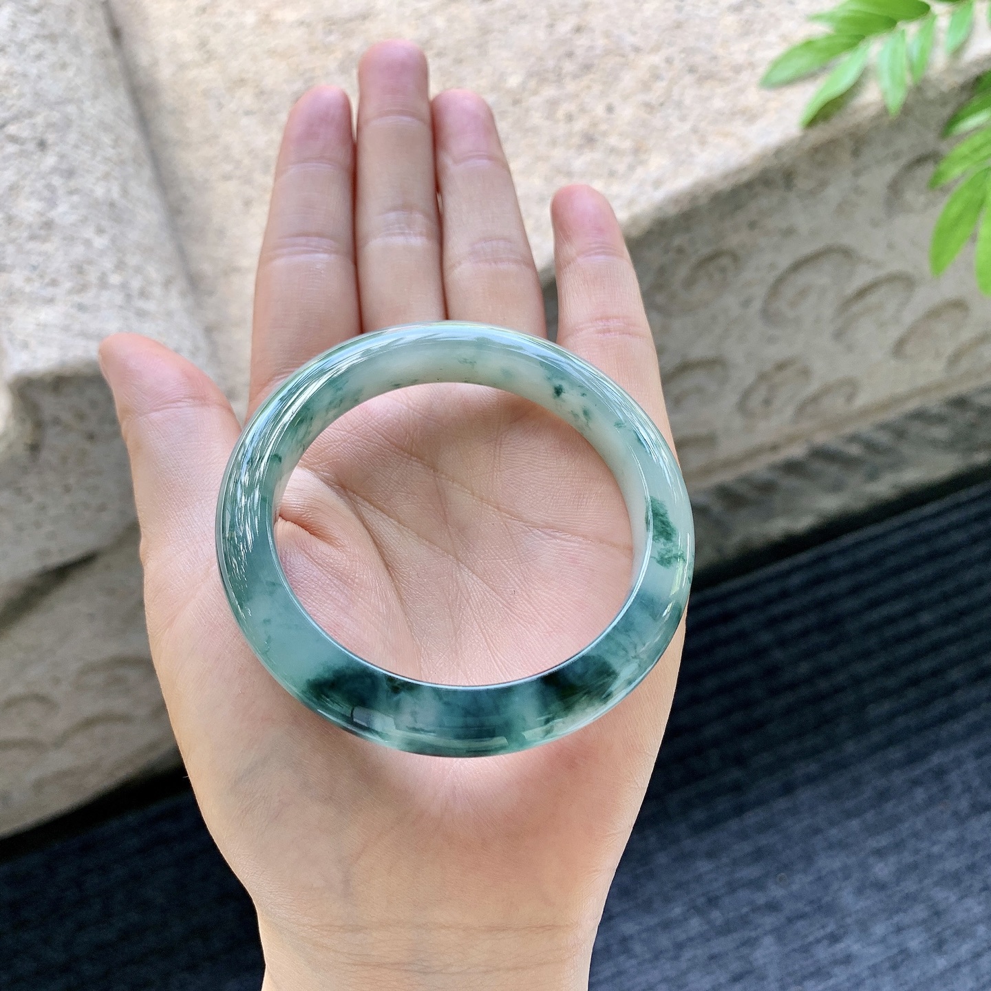 正圈50 51【圈口】51.7/9.7/8【编码】BA062853【描述】冰糯飘花，水润，种老，细腻