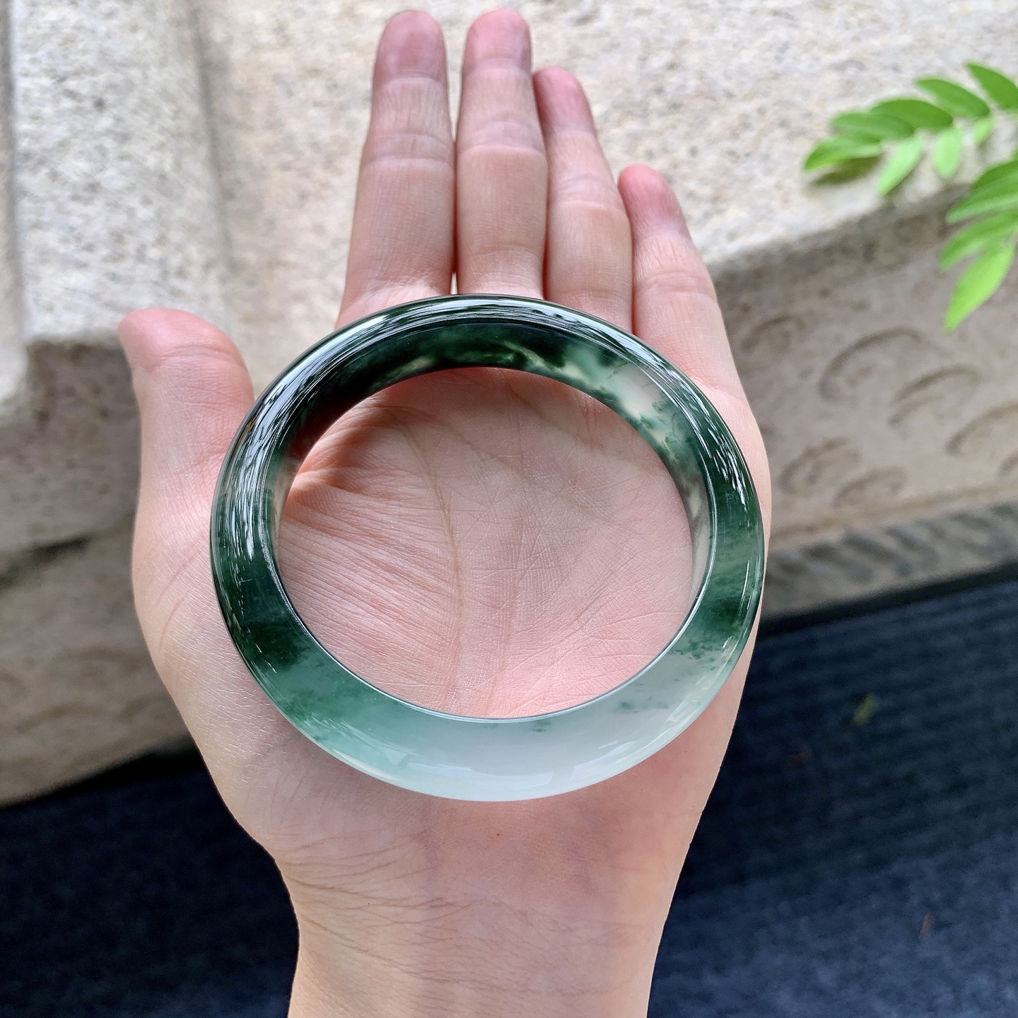 正圈54 55，圈口55.8/11.7/8.2，编码T6073045，冰飘绿花，清透，水润，种老，细腻，无裂。