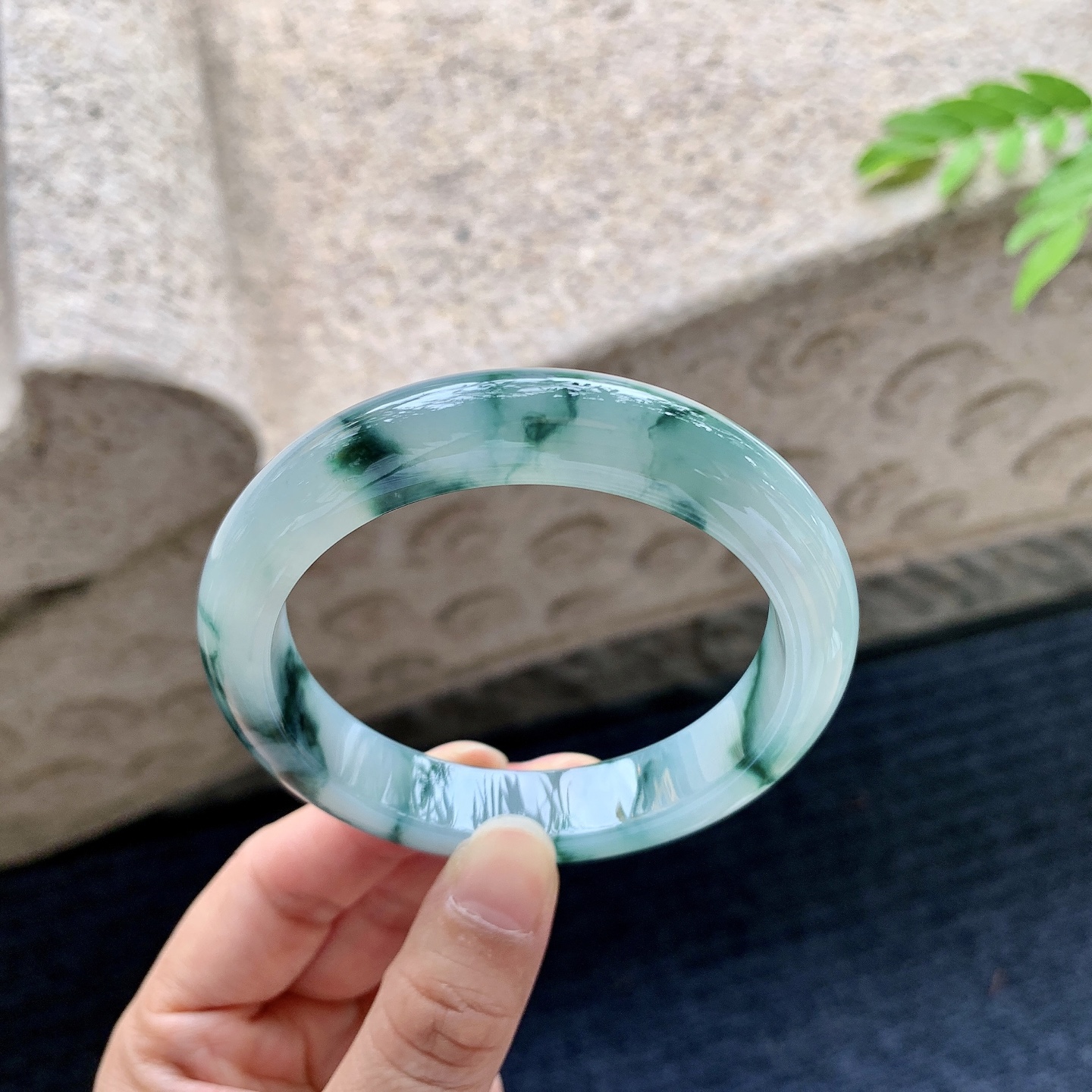 正圈56 57，圈口57.6/12/8.8，编码YT073061，细糯飘花，水润，种老，细腻，无裂。