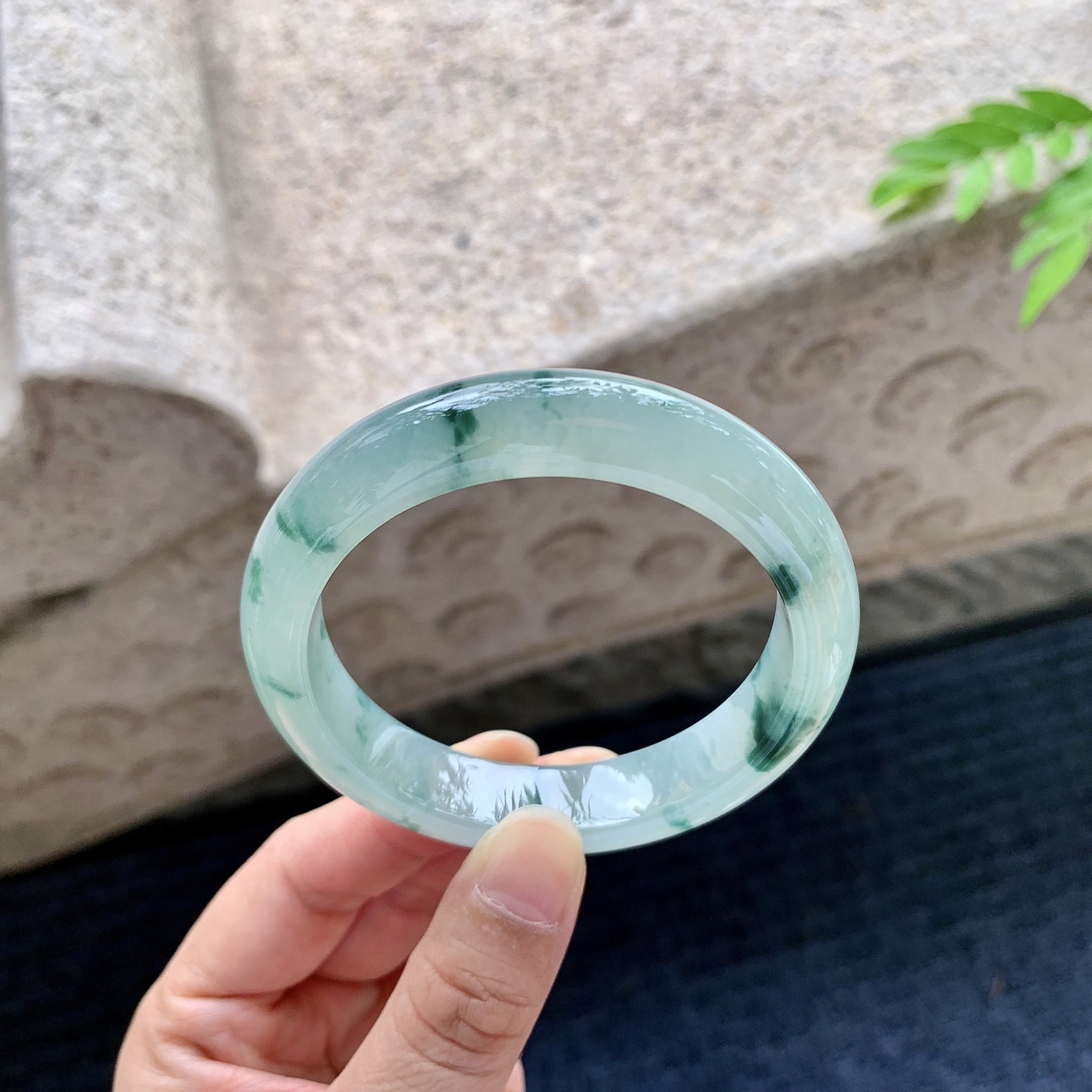 正圈54 55，圈口54.6/12/8.3，编码A1073063，描述冰糯飘花，水润，种老，细腻，打灯有纹线