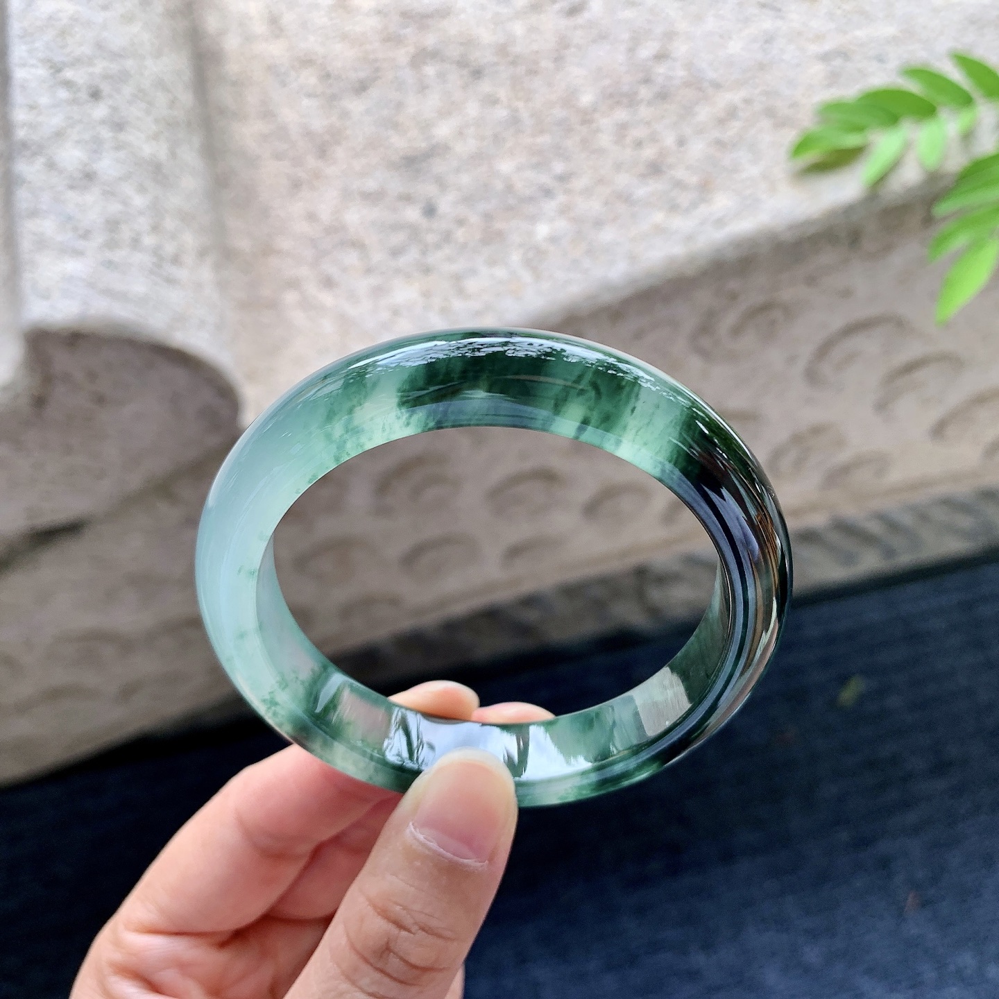 正圈54 55，圈口55.8/11.7/8.2，编码T6073045，冰飘绿花，清透，水润，种老，细腻，无裂。