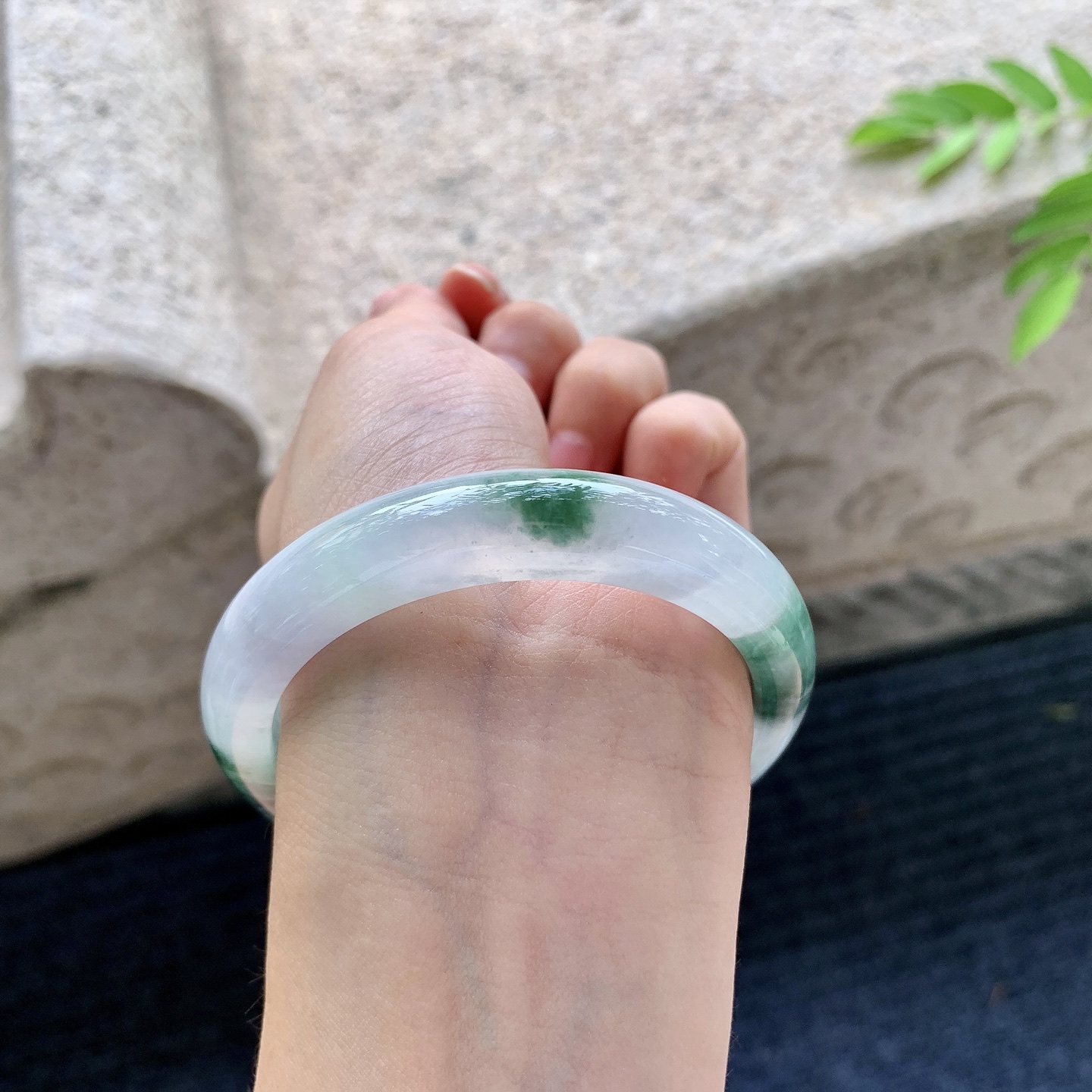 正圈54 55，圈口55.2/11.6/8，编码BA073007，描述：糯冰飘绿，水润，种老，细腻，打灯有棉线