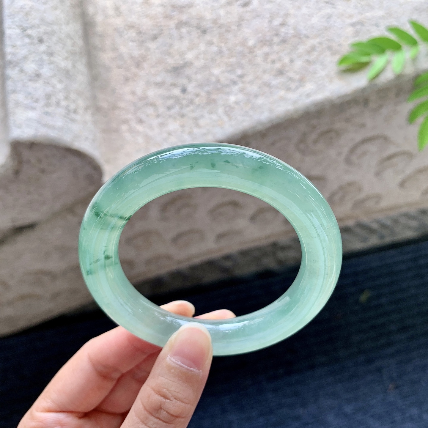 圆条53 54，圈口54.2/11.4/11.2，编码TB073047，冰糯油绿，飘花，水润，种老，细腻，无裂。