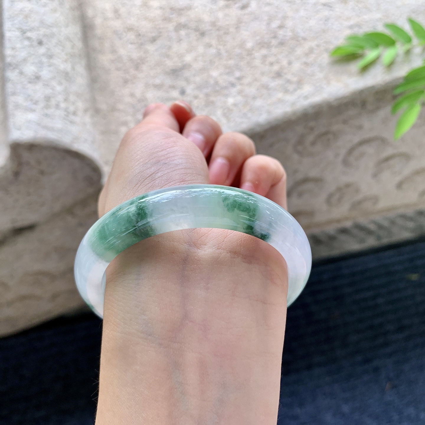 正圈54 55，圈口55.2/11.6/8，编码BA073007，描述：糯冰飘绿，水润，种老，细腻，打灯有棉线