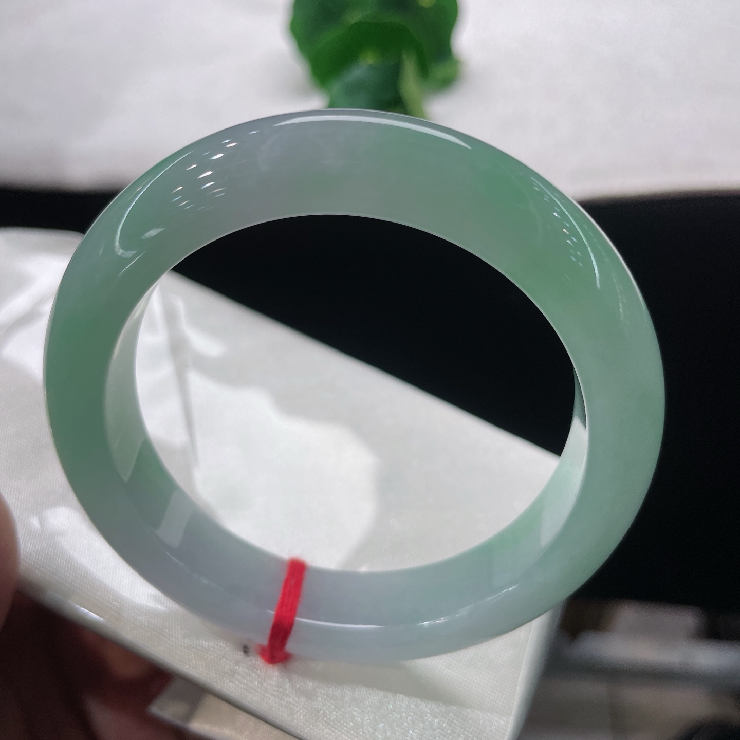圈口56.2/16.5/9.6，白底飘绿正圈，55/56可戴，春色漫漫晕染镯身，清润流光婉转，无裂