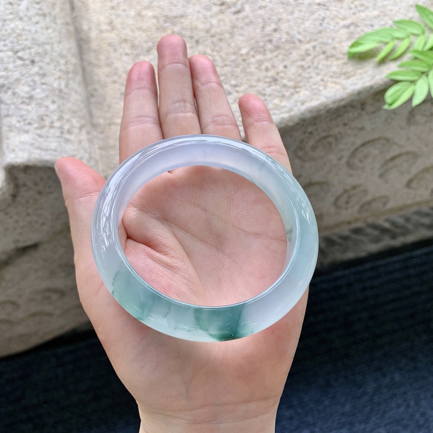 正圈 59 59/12.3/8.9 A1072801 冰种飘绿，清透，水润，种老，细腻，打灯有絮线