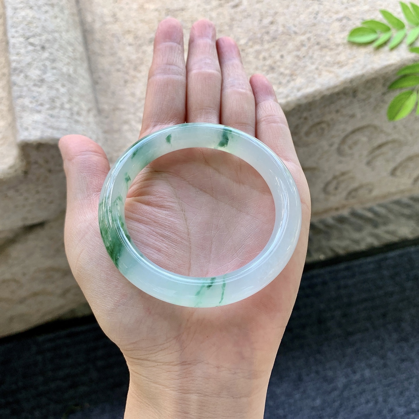 圆条51 52【圈口】52.3/9.4/8.6【编码】B2072914【描述】细糯飘绿花，水润，种老，细腻，打灯有棉线