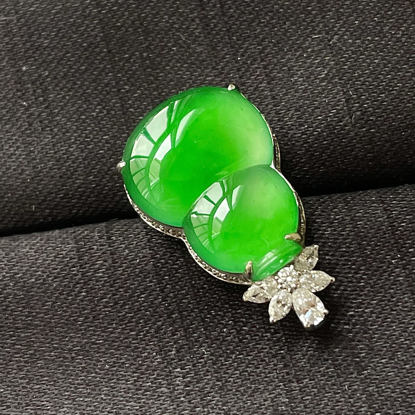 缅料高冰阳绿葫芦吊坠，色辣，18k金镶嵌，饱满水润，无裂，裸石尺寸18.2/13.5/6--23.7/13.5/8.5编码0728好数字