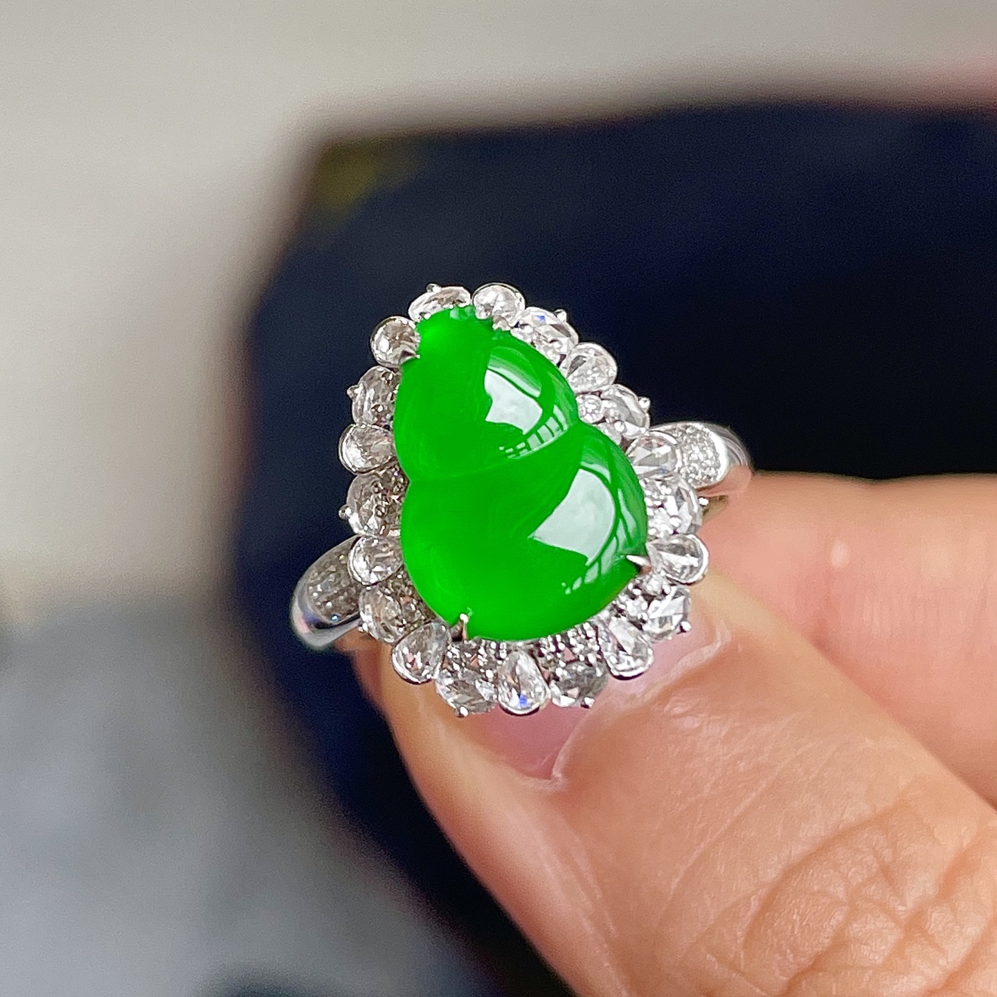 ️高冰阳绿葫芦戒指，色辣，18k金镶嵌，饱满水润，无裂，裸石尺寸12.5/9/3.5--17.5/14/10.5编码0728好数字