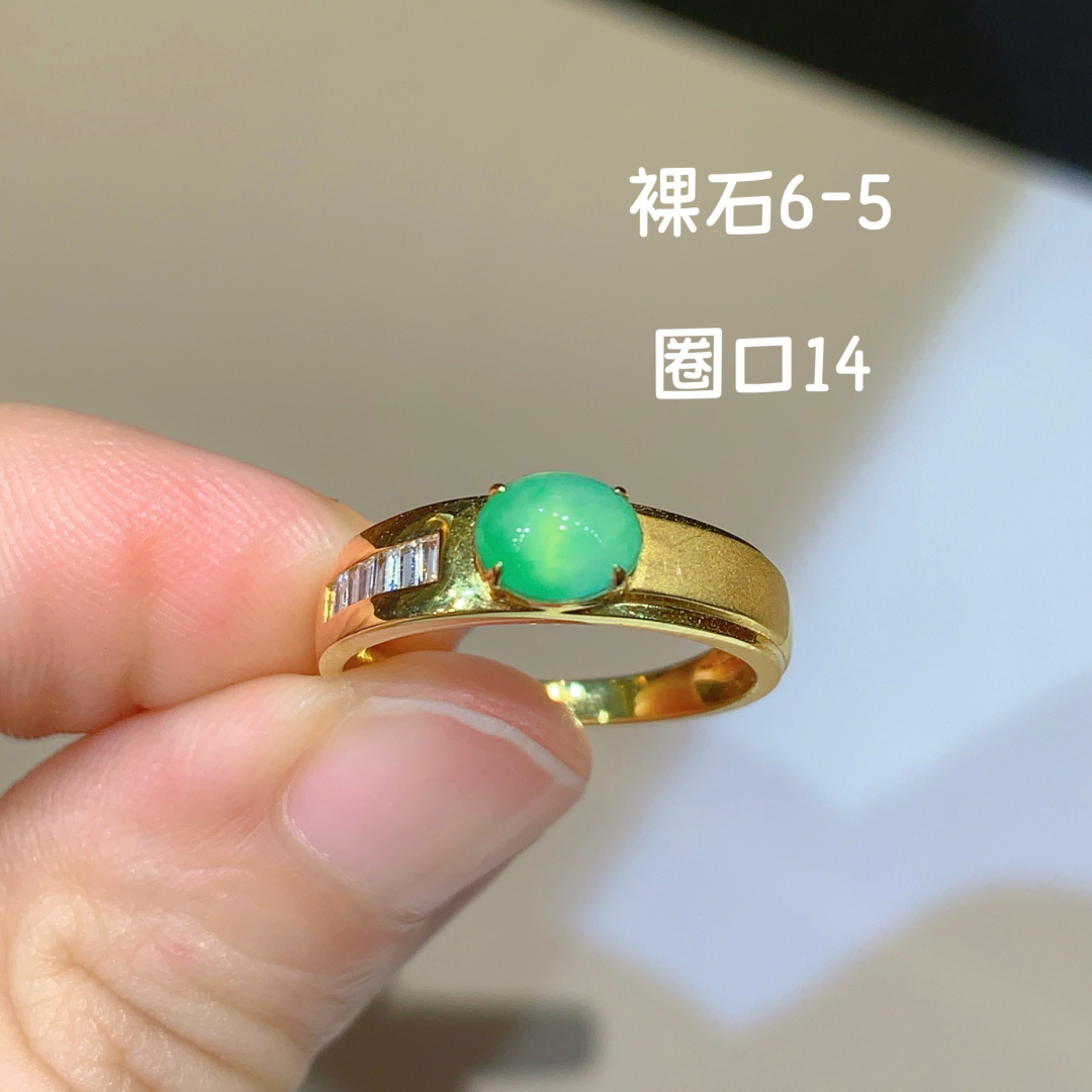 正冰甜绿蛋面戒指 色彩鲜艳 圆润饱满，6-5