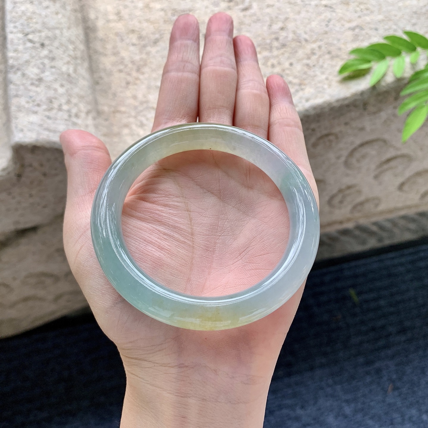 圆条55 56，圈口56.8/9.8/9.8，编码HC073026，描述：糯冰飘黄翡，水润，种老，细