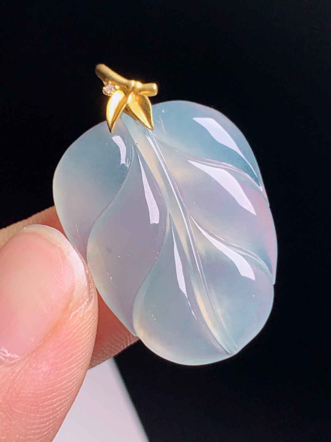 树叶吊坠，冰透起光线条流畅，清透雅致