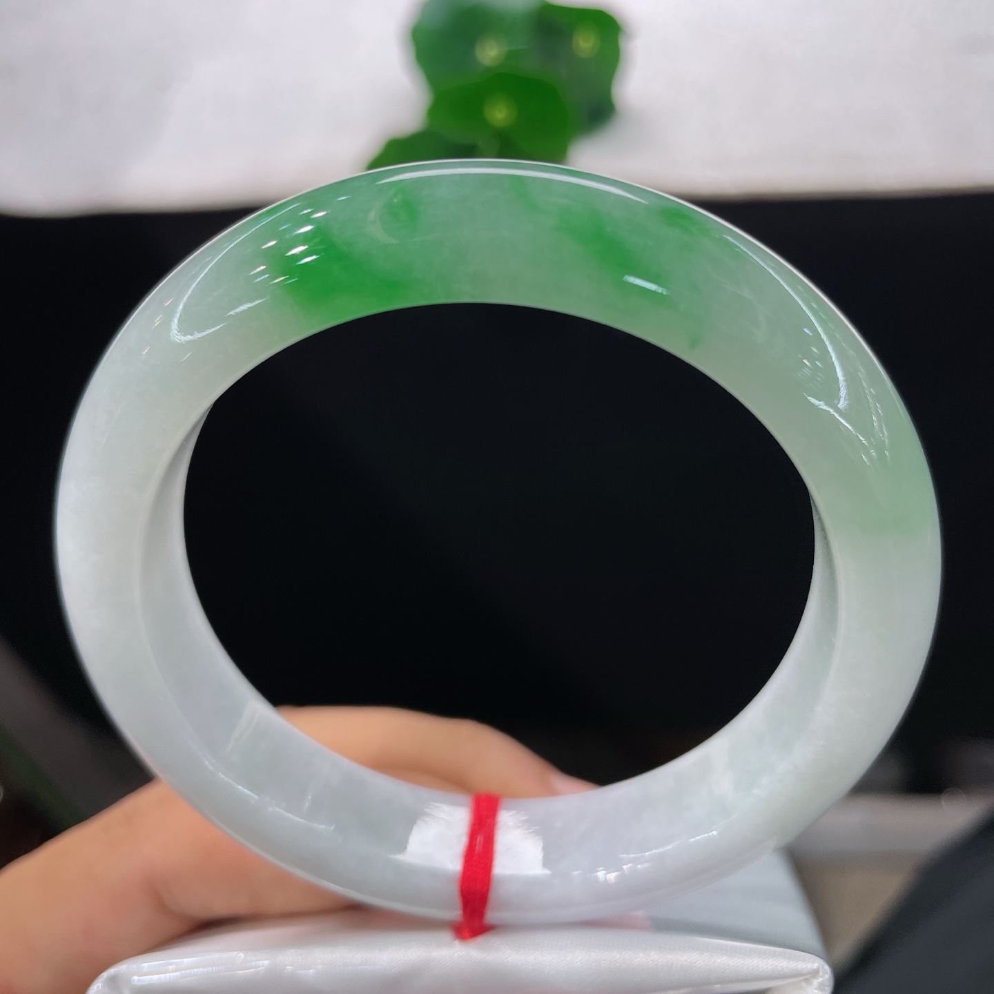 圈口59/12.8/9，白底青正圈，58/59可戴，仿若碧烟漫涧，质地澄澈。莹白玉底漾开写意翠痕。无