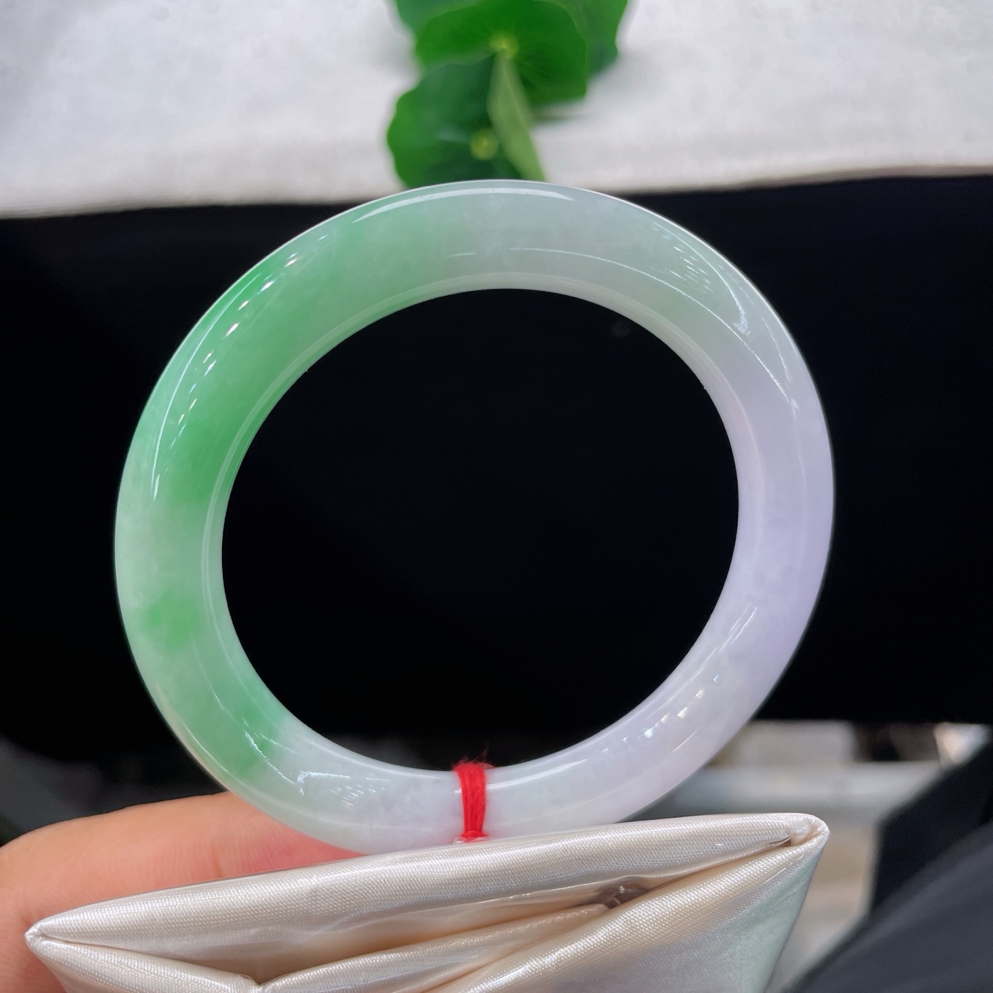 圈口55.3/9.7，春带彩圆条手镯，55/56可戴，柔紫漫绕镯身，碧翠轻栖一隅，清润玉光婉转流淌。无裂