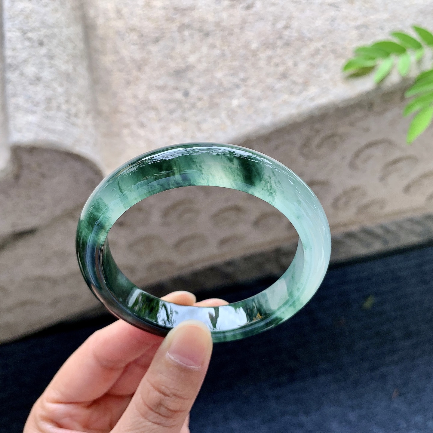 正圈54 55，圈口55.8/11.7/8.2，编码T6073045，冰飘绿花，清透，水润，种老，细腻，无裂。