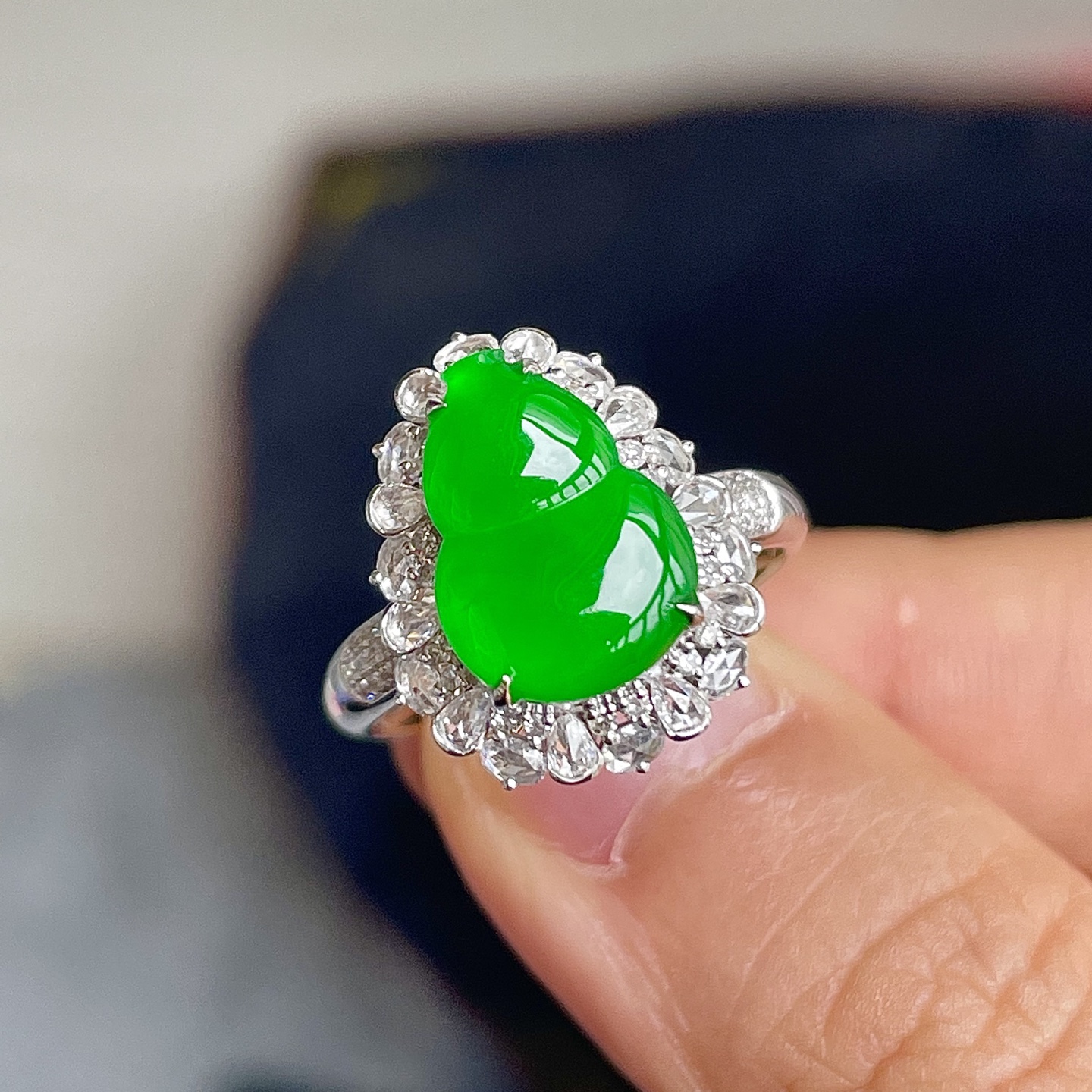 ️高冰阳绿葫芦戒指，色辣，18k金镶嵌，饱满水润，无裂，裸石尺寸12.5/9/3.5--17.5/