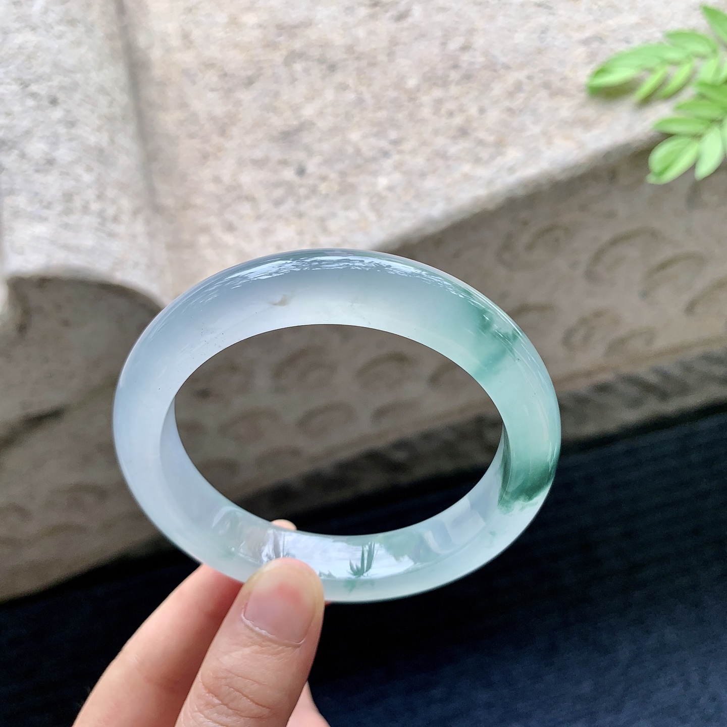 正圈 59 59/12.3/8.9 A1072801 冰种飘绿，清透，水润，种老，细腻，打灯有絮线