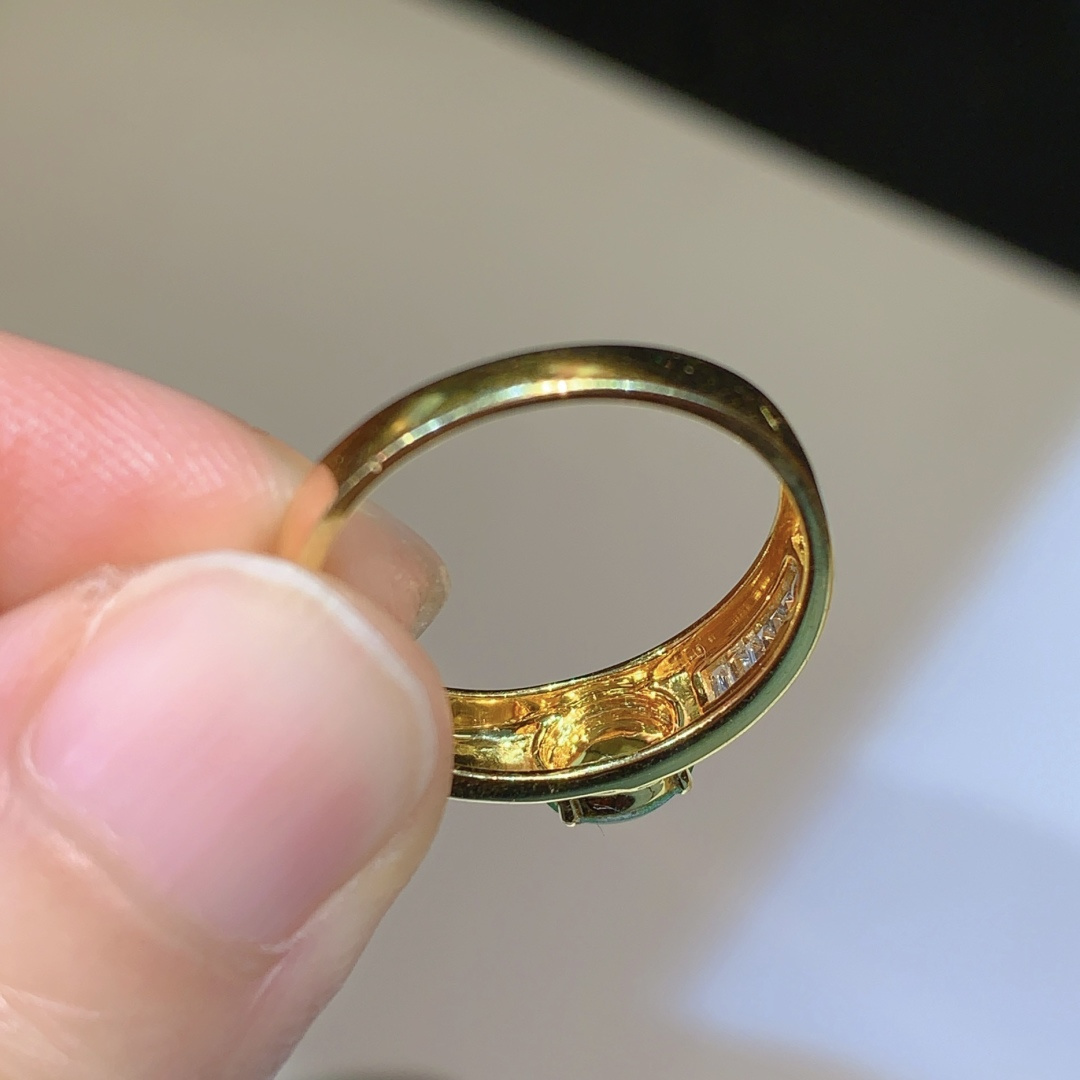 正冰甜绿蛋面戒指 色彩鲜艳 圆润饱满，6-5