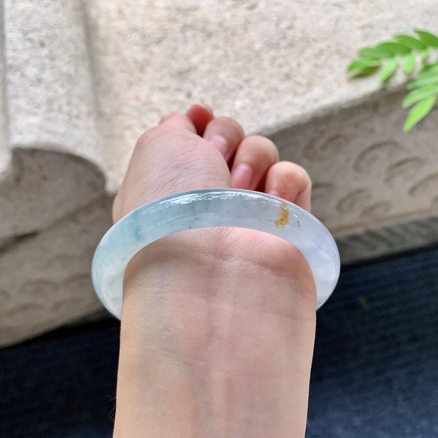 圆条51 52，圈口52.4/9/9，编码QX073042，描述糯冰，水润，种老，细腻，打灯有纹线