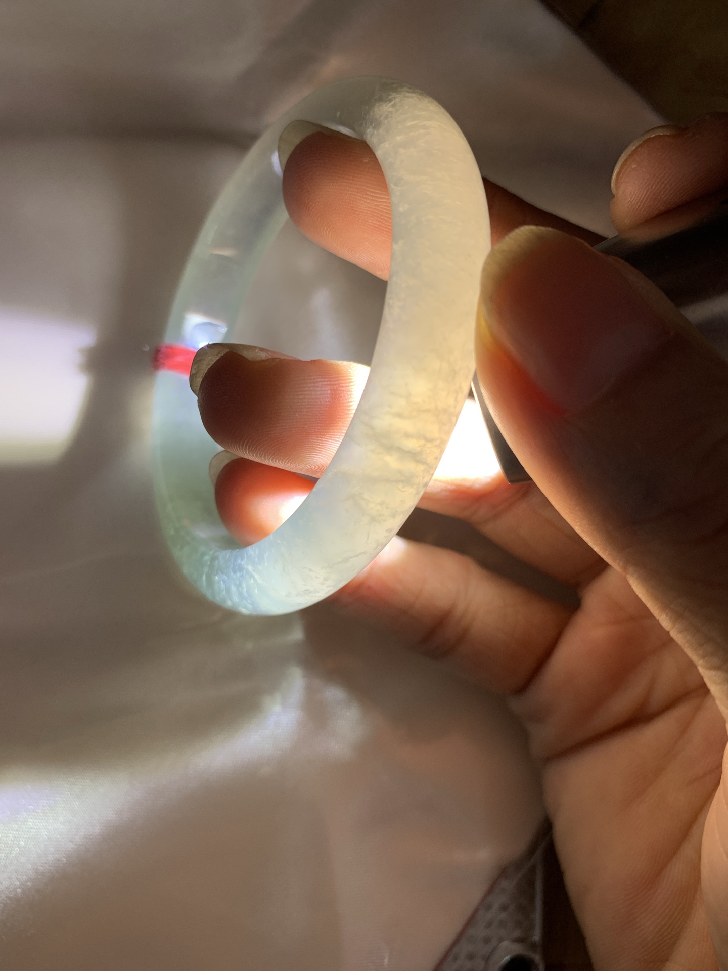 白冰正圈, 打灯几处细纹包容，底妆冰润，一腕清透，不愧是翡翠中的初恋，美得就像一件艺术品