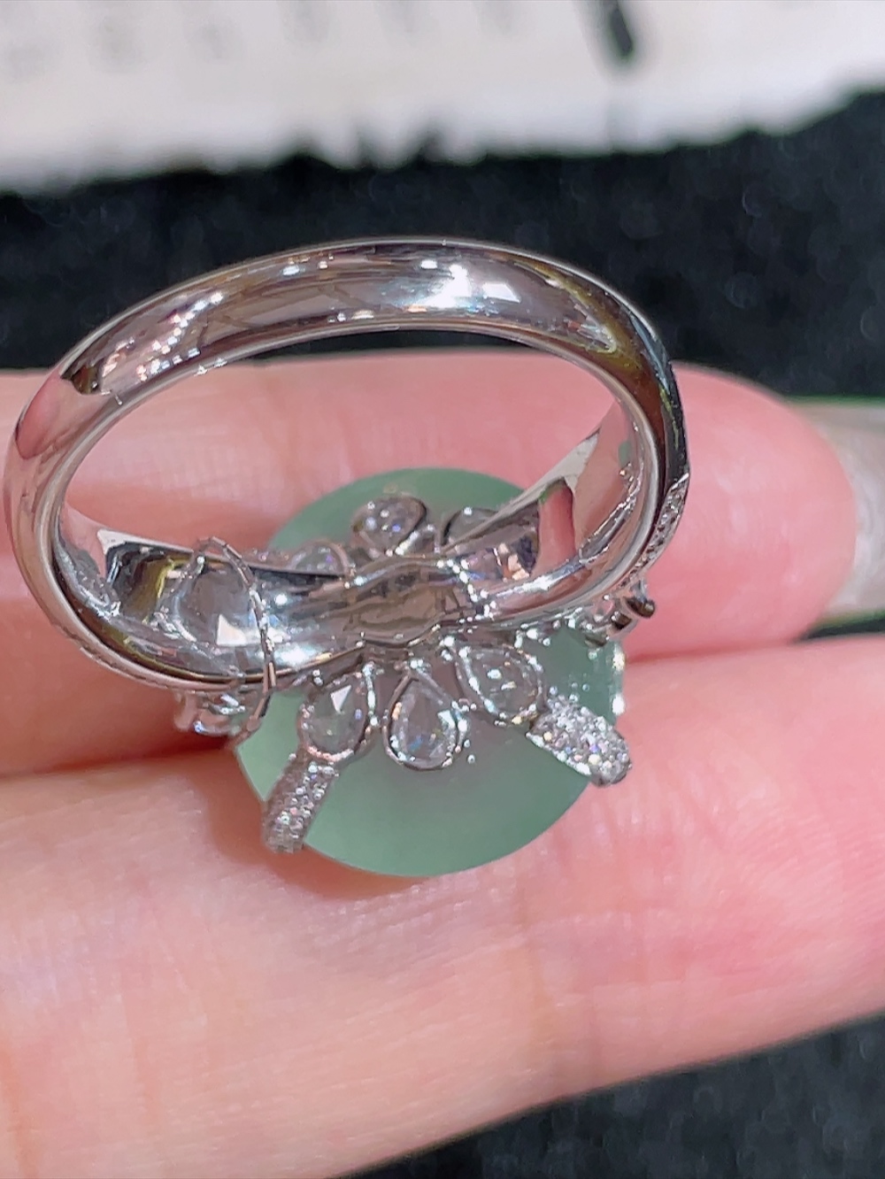 ️高冰蓝玻璃种大鸽子蛋戒指，无裂，18k金镶嵌，种水，重金镶嵌，南非钻镶，厚装饱满，简约时尚，荧光四射，刚性十足，高端大气，时尚百搭，性比高，14圈口，祼石15.5-13.3-10.5含金厚