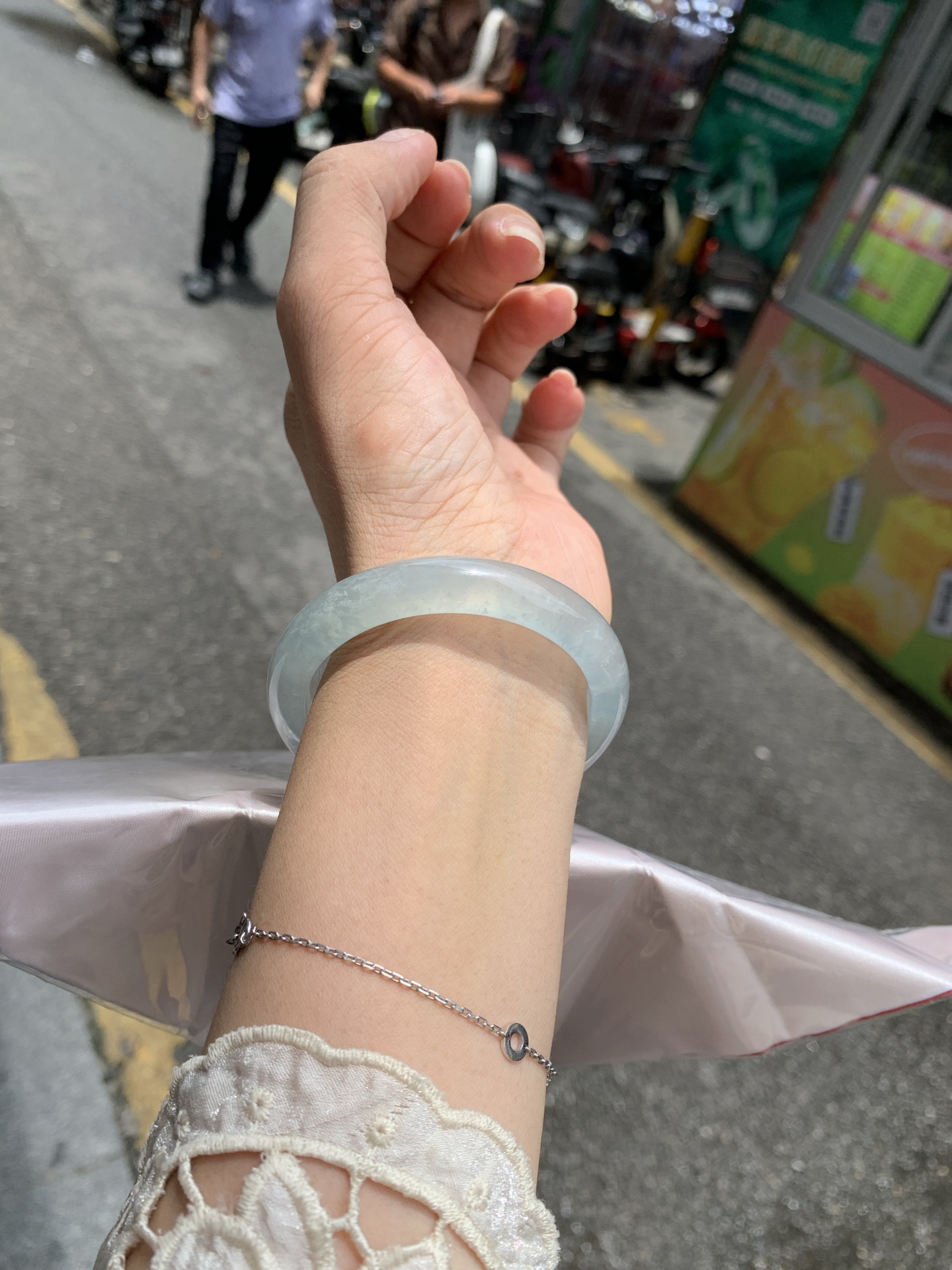白冰正圈, 打灯几处细纹包容，底妆冰润，一腕清透，不愧是翡翠中的初恋，美得就像一件艺术品