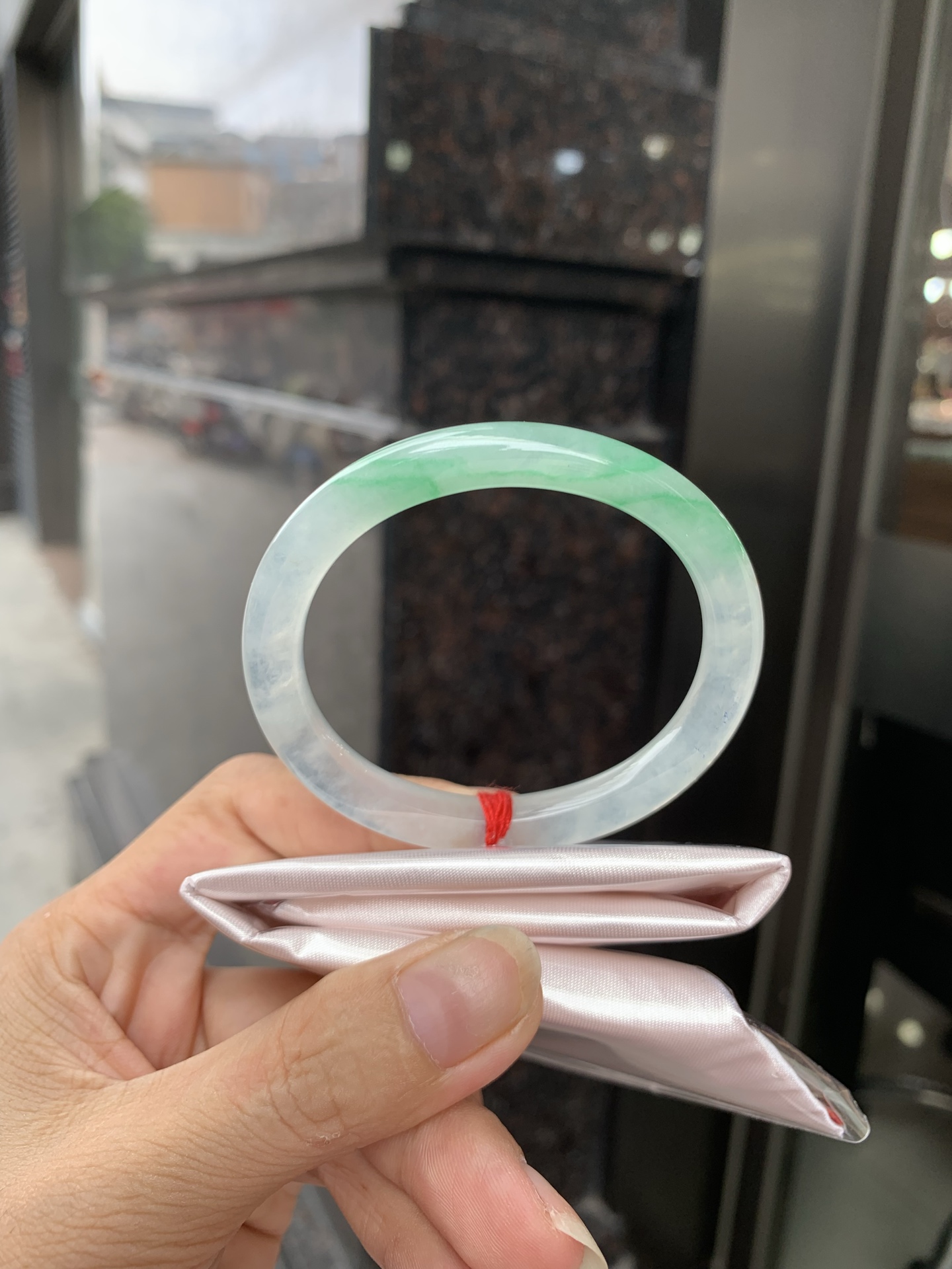 冰飘绿花贵妃，打灯细纹，冰透的底妆上金丝绿花点缀，简约却充满灵气，清新如芽，宛若自然的画卷凝结于腕间