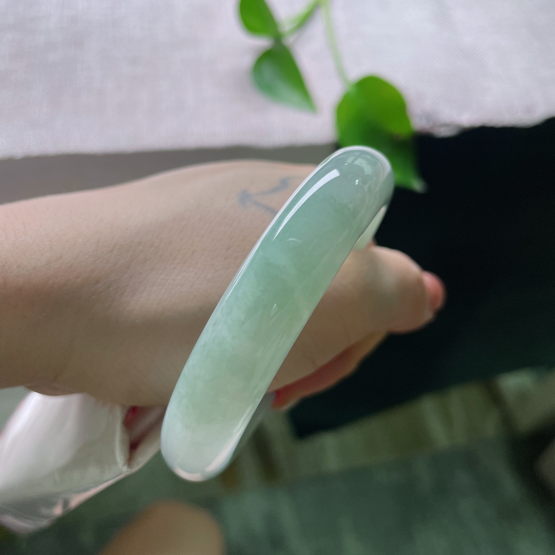 56/13.2/8.2，淡绿底正圈，清浅伊人，干净，种老，佩戴优雅永不过时，一点皮纹，55263a