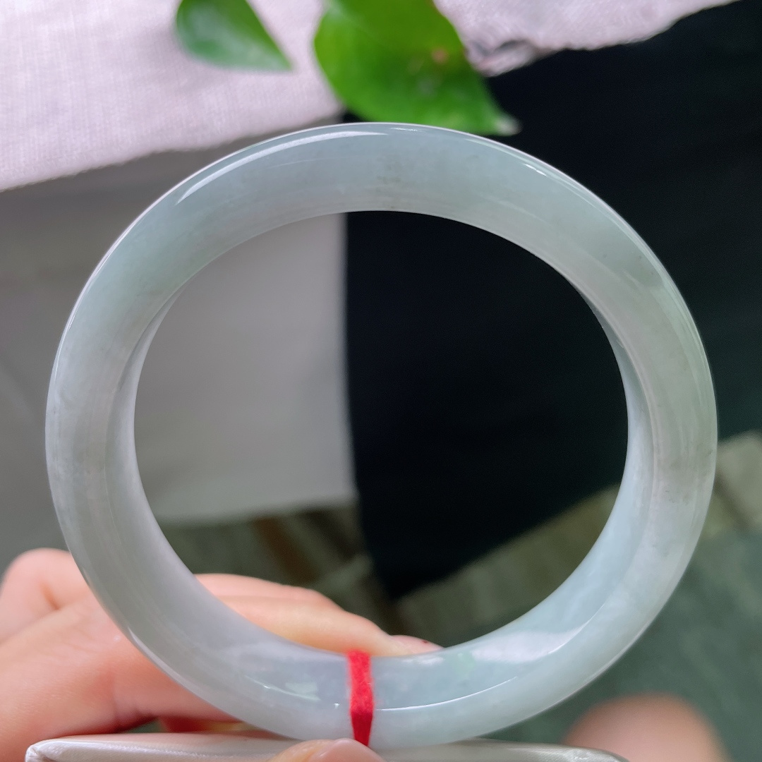 60.8/12/8.9，淡蓝底正圈，无裂，玉质细腻，素雅耐看，上手清爽沉静，日常百搭，ss52156a