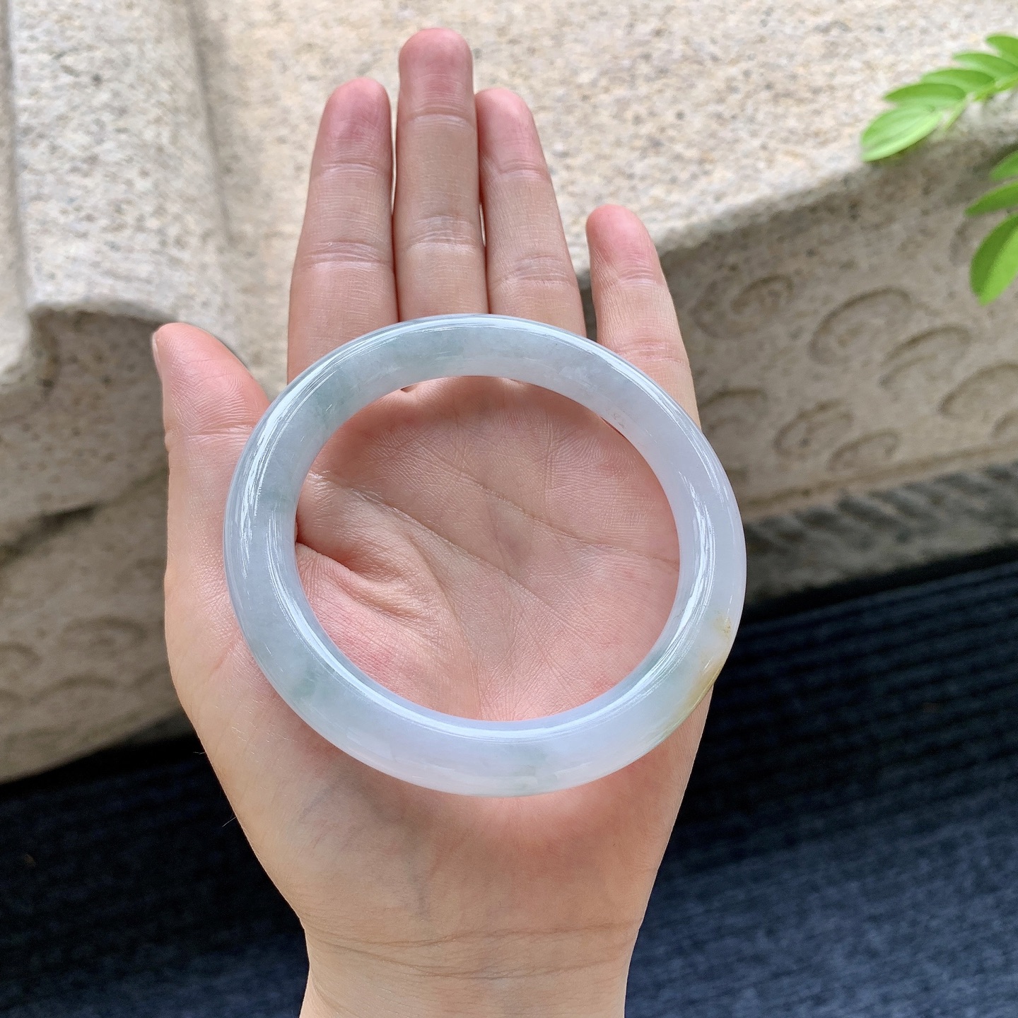 圆条57 58，圈口58/9.6/9.7，编码AD073152，糯冰飘黄翡，水润，种老，细腻，打灯有纹线