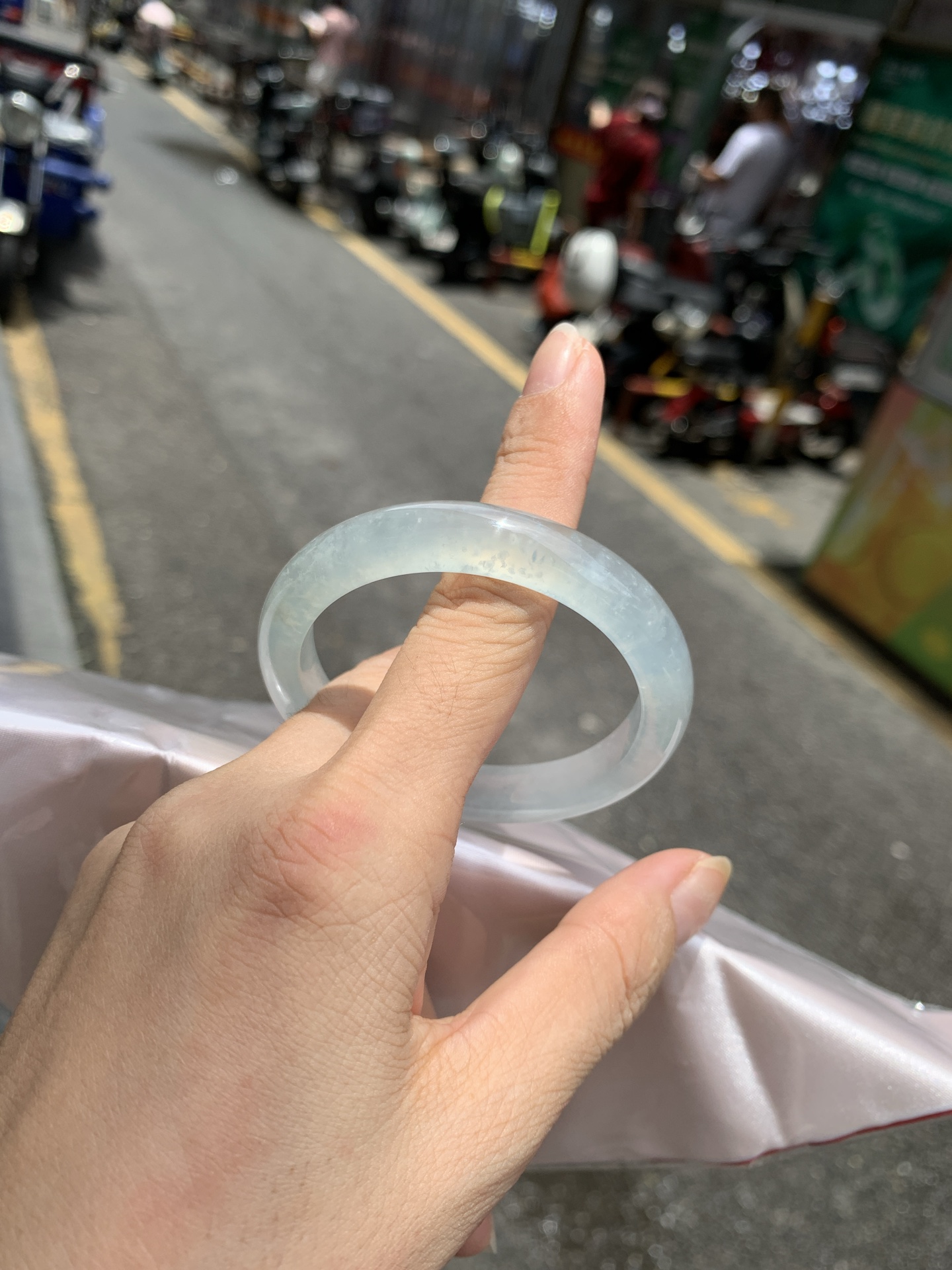 白冰正圈, 打灯几处细纹包容，底妆冰润，一腕清透，不愧是翡翠中的初恋，美得就像一件艺术品