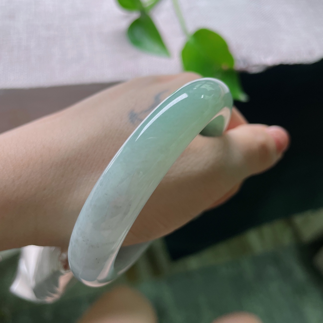 57/12.4/8.4，淡绿淡紫正圈。水润，种老，颜色过度自然，百搭清丽，皮纹，54928a