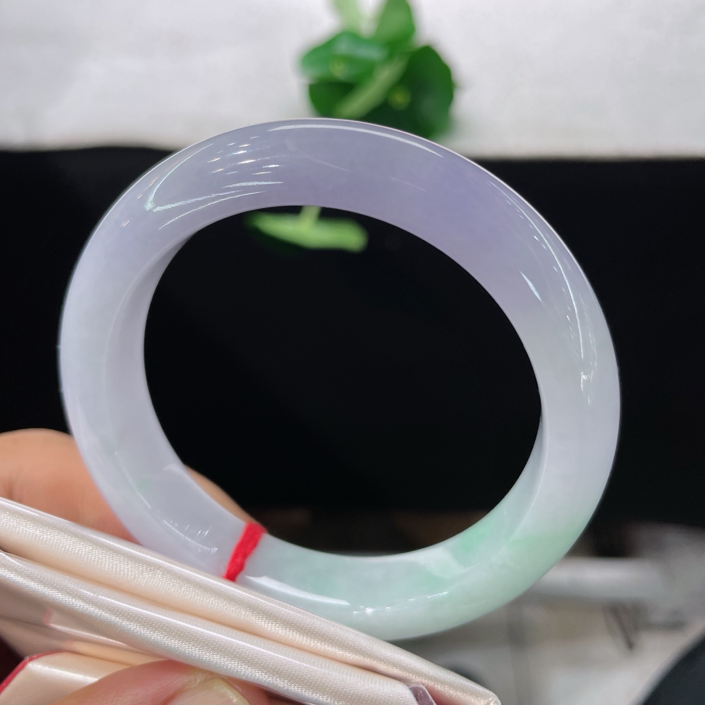 圈口54.5/12/8.8，春彩正圈，54/55可戴，仿若烟霞凝腕，质地澄澈。淡紫基底晕染一抹清新翠色。无裂。