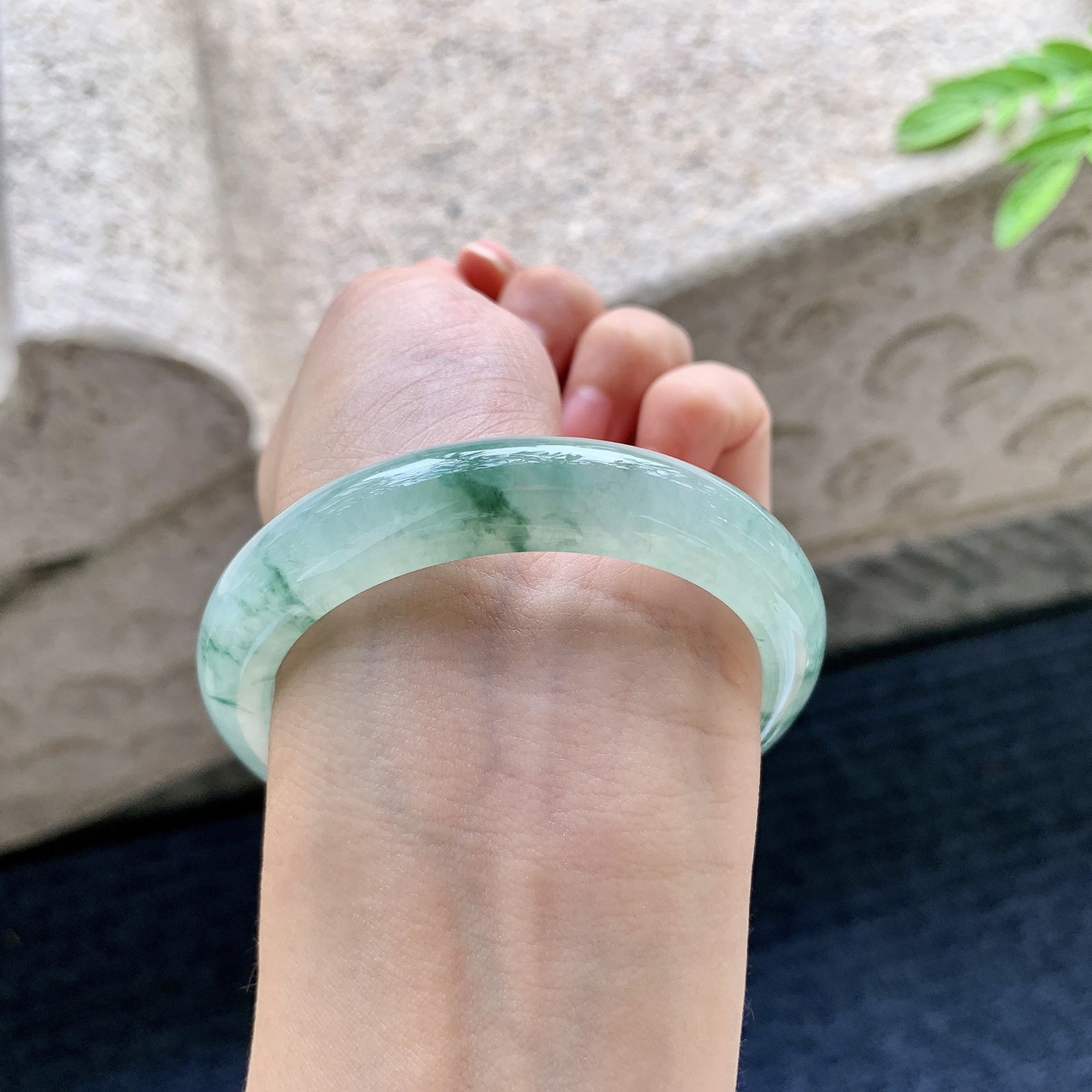 圆条53 54，圈口54.2/11.6/8，编码AD073142，糯冰飘花，水润，种老，细腻，无裂。