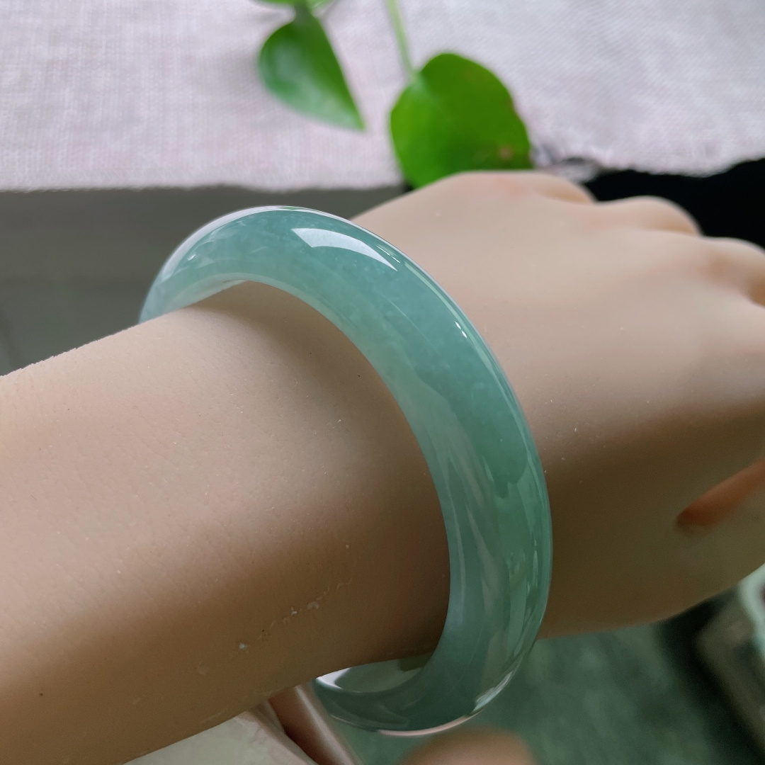 57.4/13.2/8.2，蓝底正圈，一点皮纹，腕间凝一方湖蓝静水，清冽柔和，自带烟雨朦胧的清冷氛围感。ss ss54178a