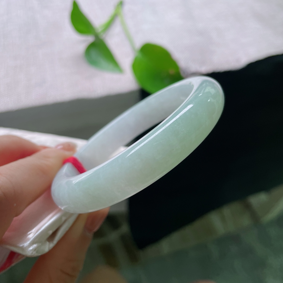绿底正圈，无裂，底色干净素雅，淡淡青韵萦绕镯身，水润通透，素圈简约百搭，佩戴清爽舒适。ss54798a