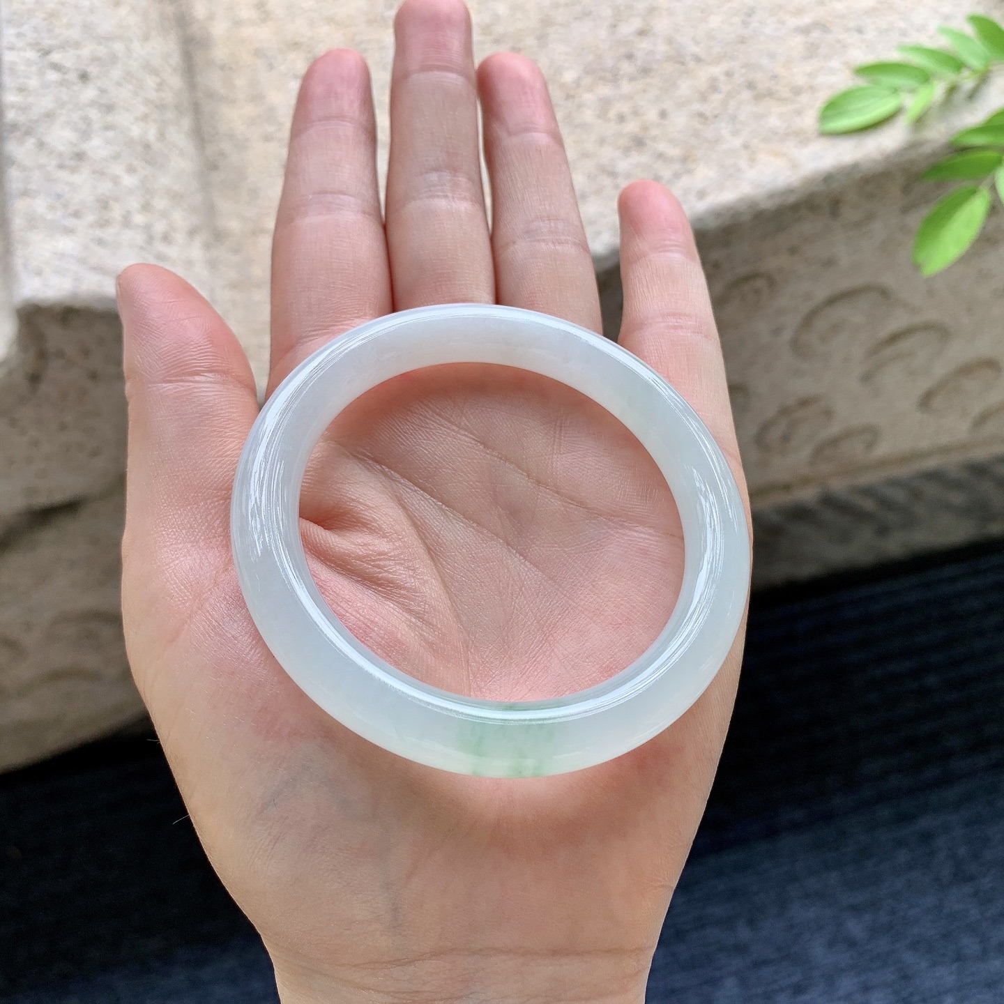 圆条51 52，圈口52.1/8.5/8.4，编码AD073150，糯冰飘绿，种老，细腻，打灯有棉线